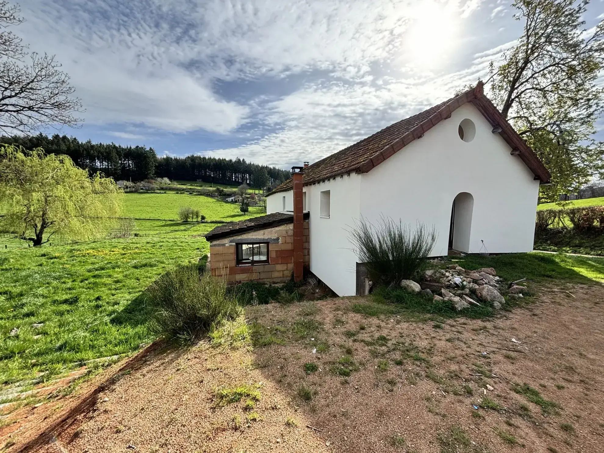 Maison rénovée de 160 m² à Aigueperse, calme et vue dégagée 
