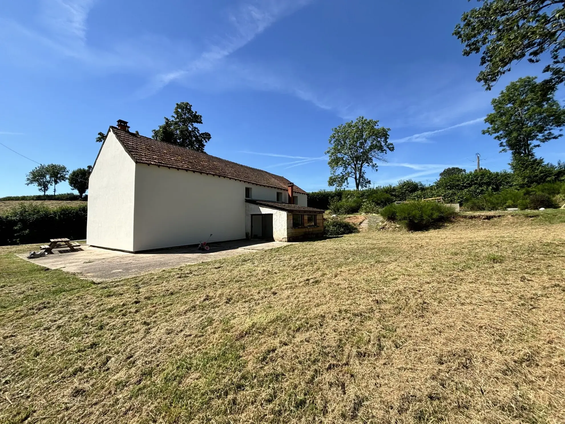 Maison rénovée de 160 m² à Aigueperse, calme et vue dégagée 