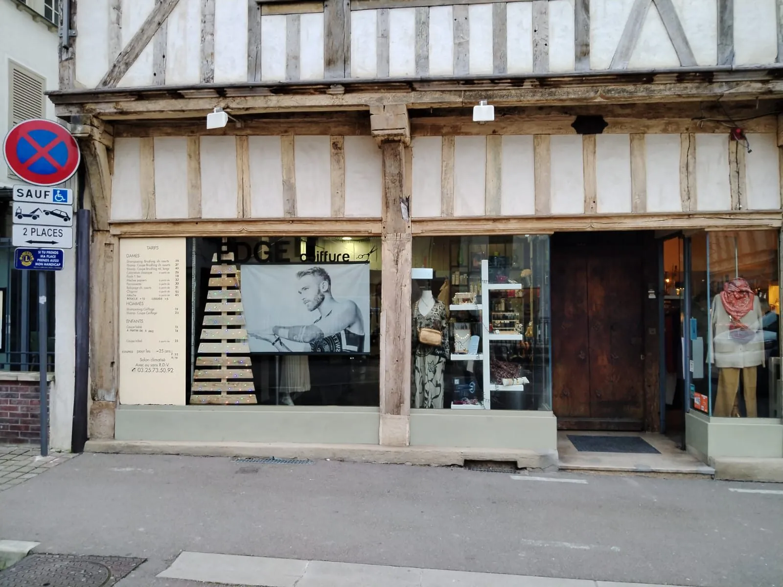 Fonds de commerce de coiffure à Troyes - Emplacement stratégique et clientèle fidèle 