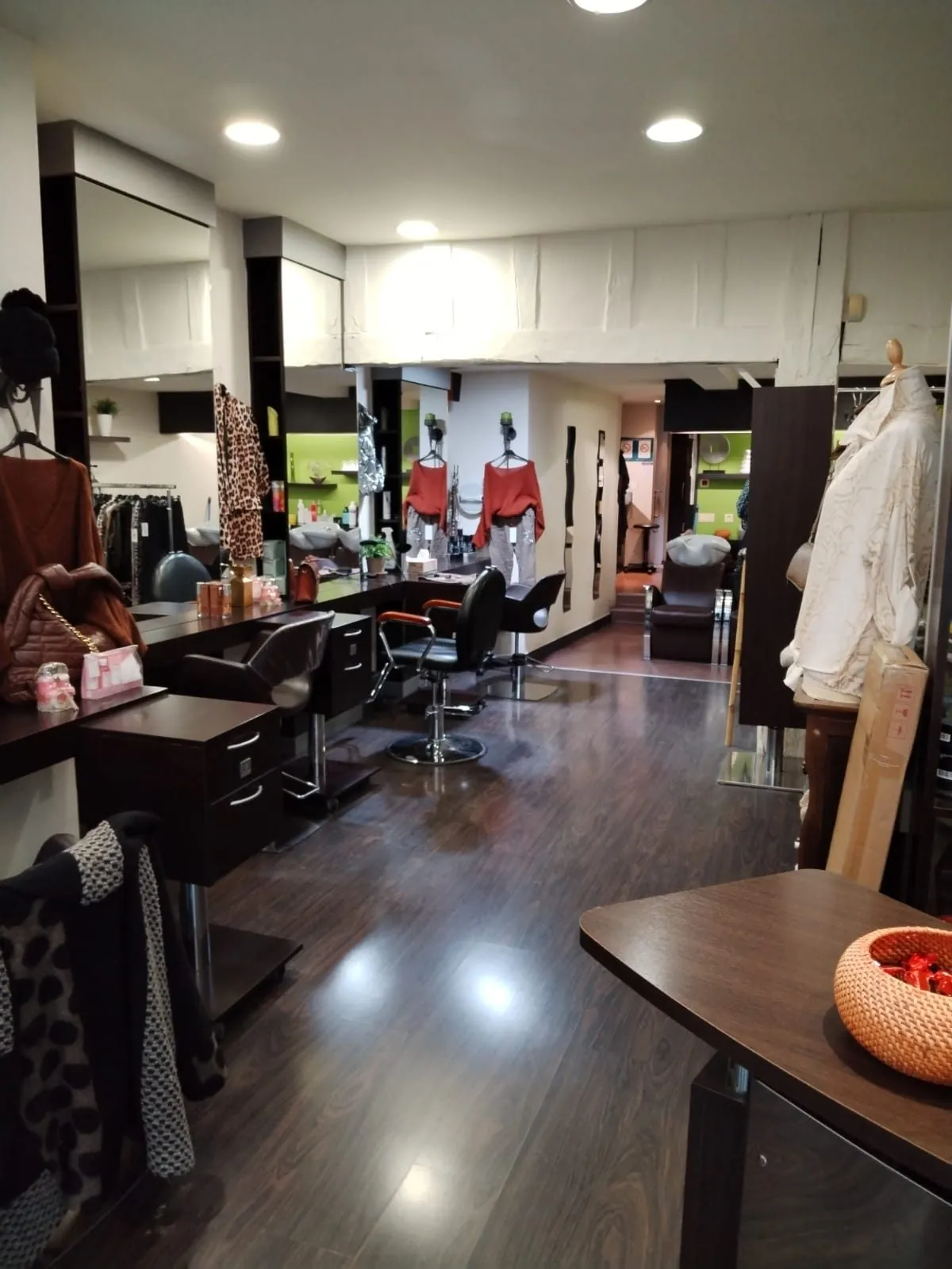 Fonds de commerce de coiffure à Troyes - Emplacement stratégique et clientèle fidèle 