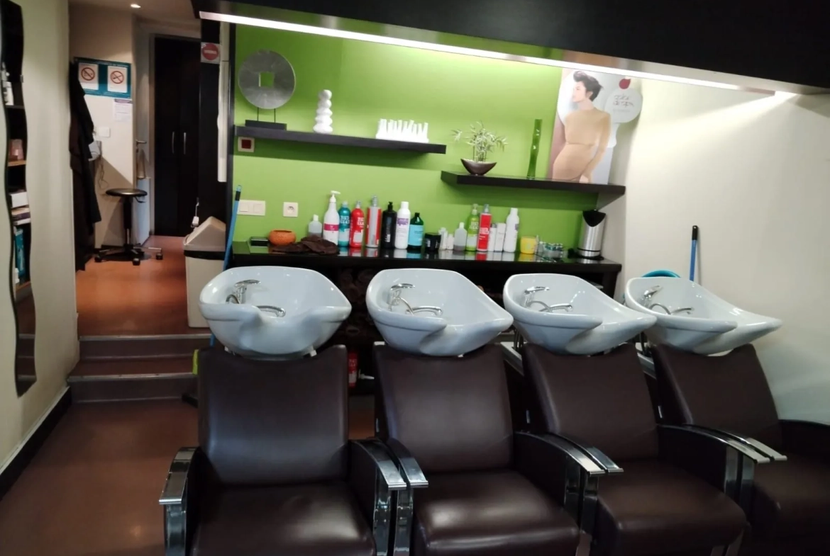 Fonds de commerce de coiffure à Troyes - Emplacement stratégique et clientèle fidèle 