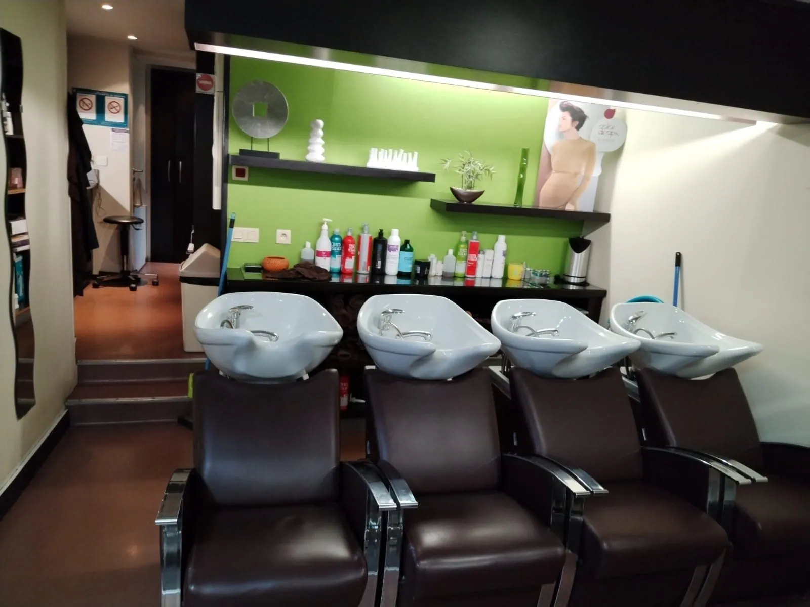 Fonds de commerce de coiffure à Troyes - Emplacement stratégique et clientèle fidèle 