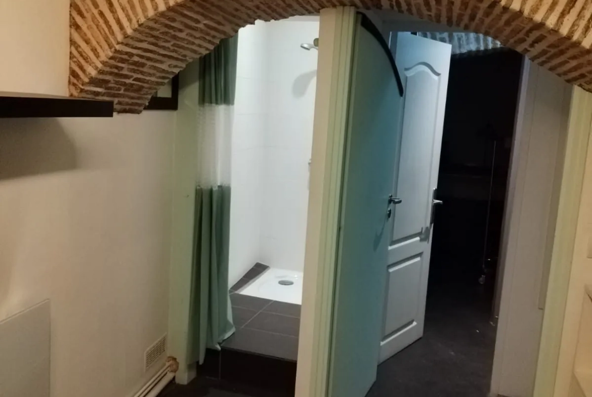 Fonds de commerce de coiffure à Troyes - Emplacement stratégique et clientèle fidèle 