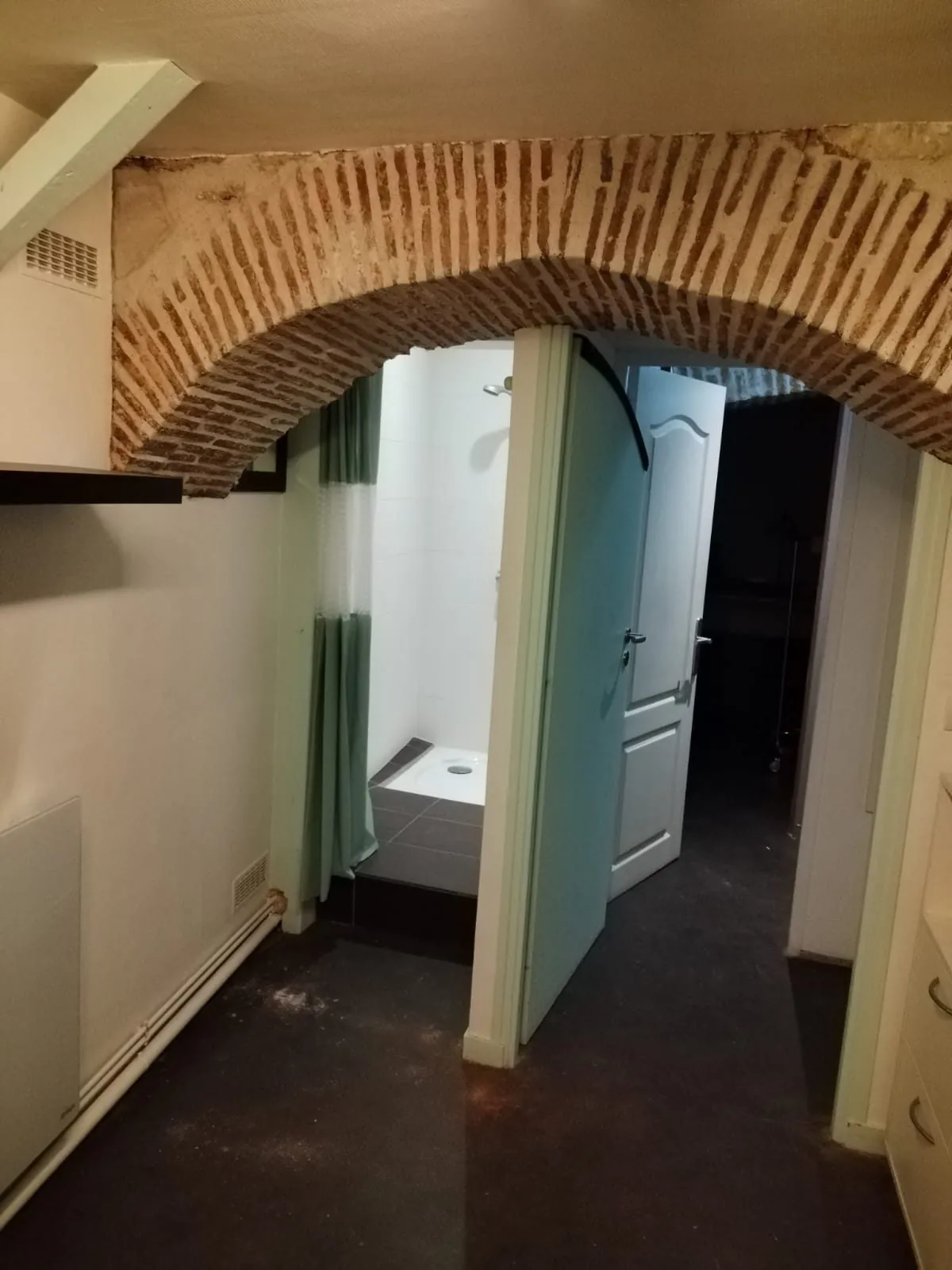 Fonds de commerce de coiffure à Troyes - Emplacement stratégique et clientèle fidèle 