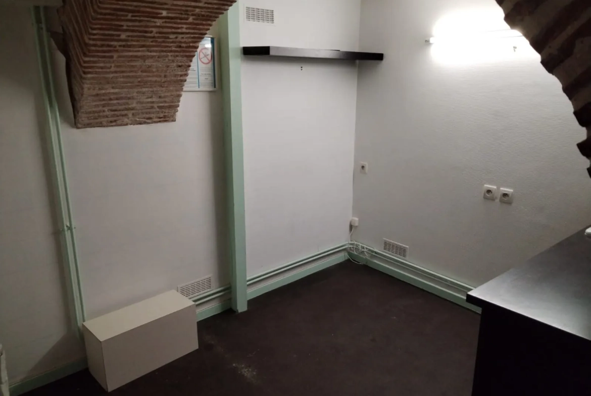 Fonds de commerce de coiffure à Troyes - Emplacement stratégique et clientèle fidèle 