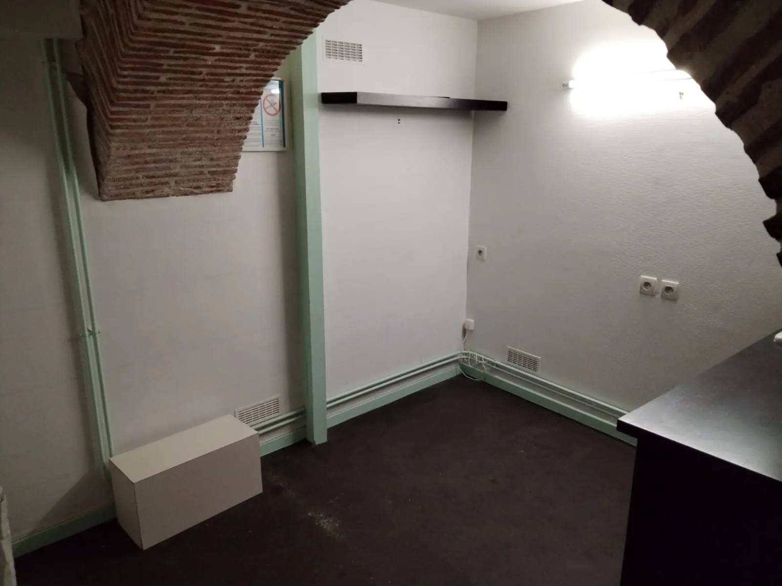 Fonds de commerce de coiffure à Troyes - Emplacement stratégique et clientèle fidèle 