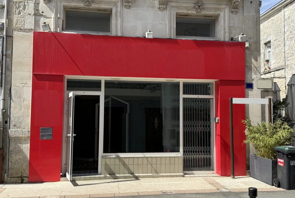 À vendre local commercial de 50 m² en centre-ville de Saujon 