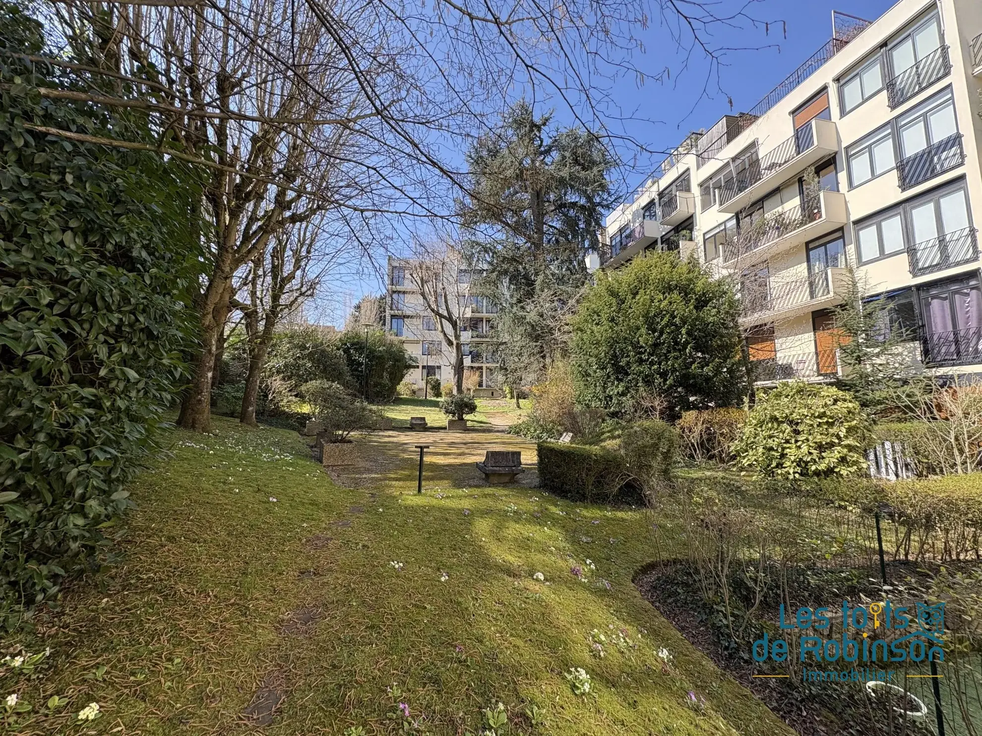 Charmante studette de 9,38 m² à Saint-Cloud, secteur Val d'Or limite Montretout 