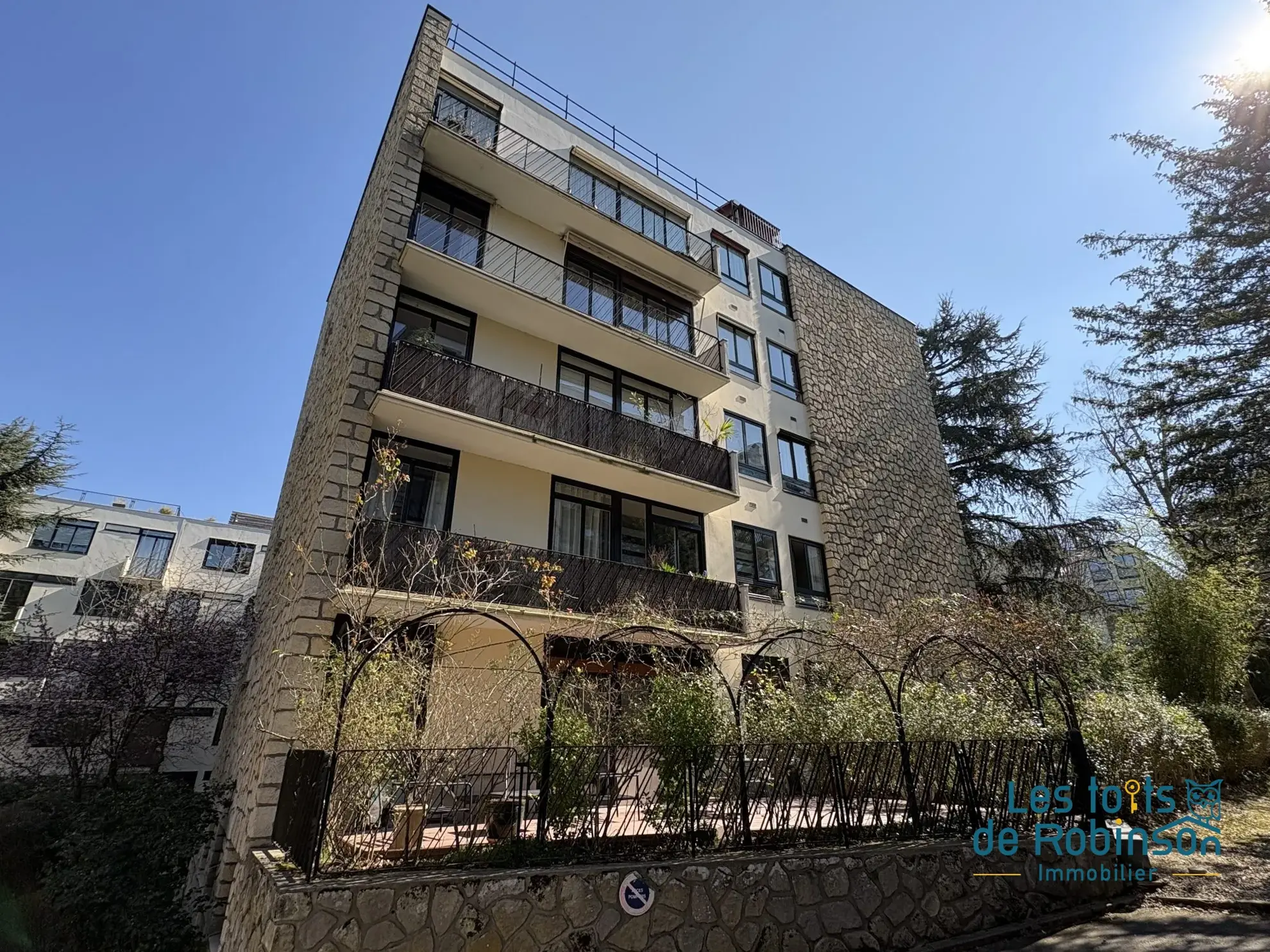 Charmante studette de 9,38 m² à Saint-Cloud, secteur Val d'Or limite Montretout 