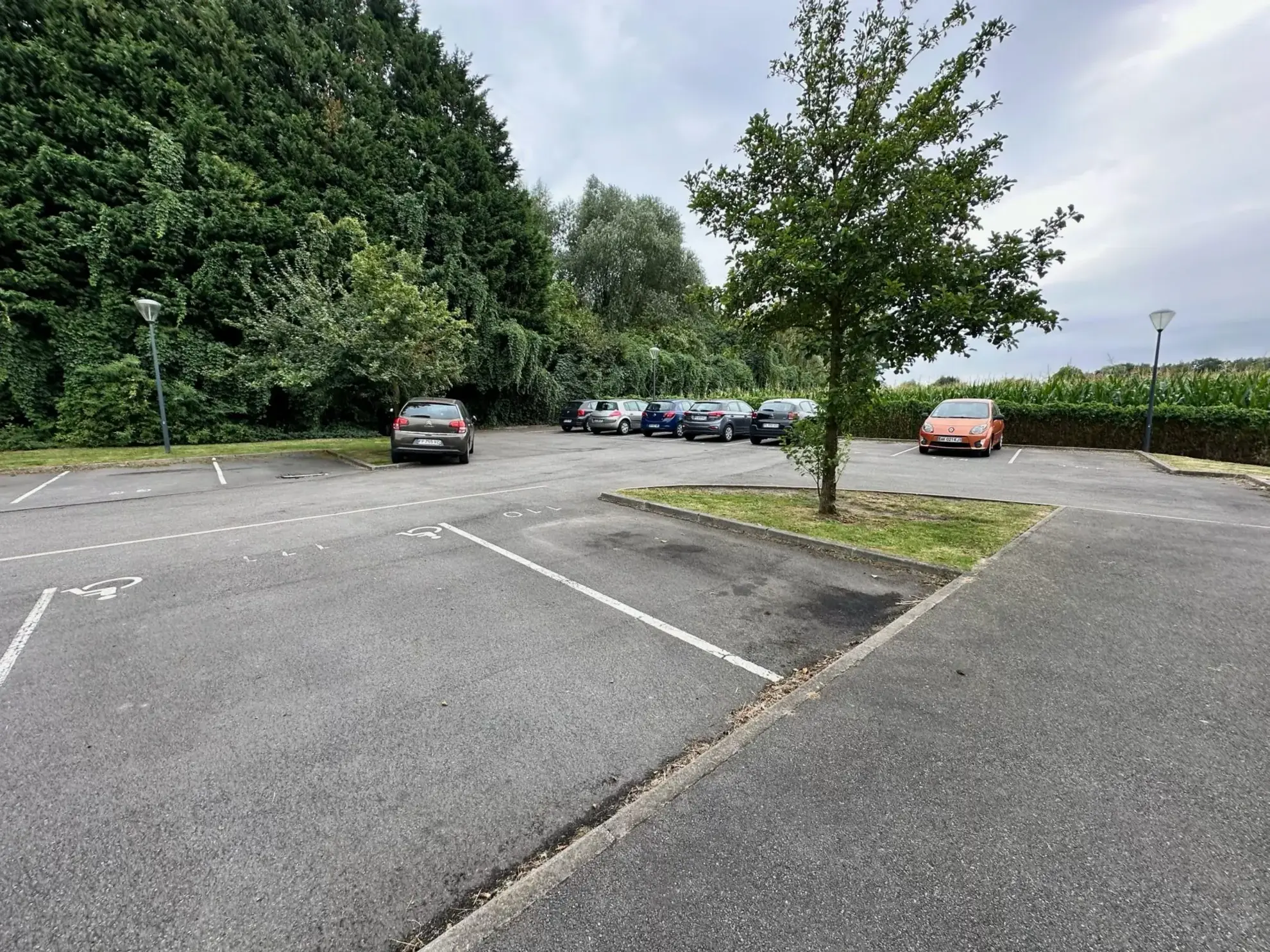 vue d'une partie du parking  Appartement T2 avec balcon à Douai - Neuf et bien situé 