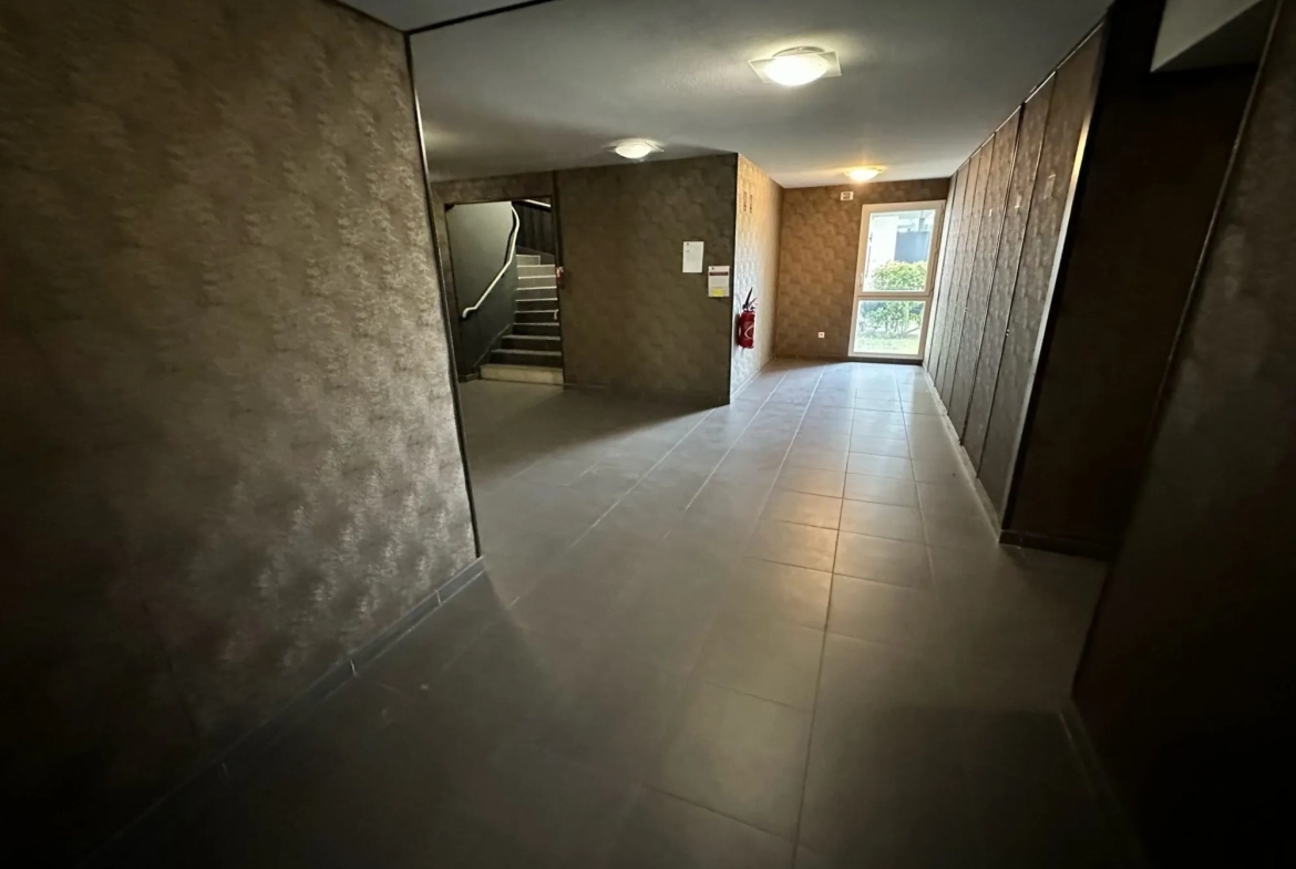 vue accès parties communes du rez de chaussée Appartement T2 avec balcon à Douai - Neuf et bien situé 