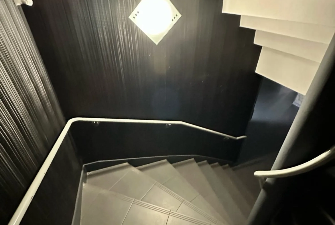 escalier accès à l'étage Appartement T2 avec balcon à Douai - Neuf et bien situé 