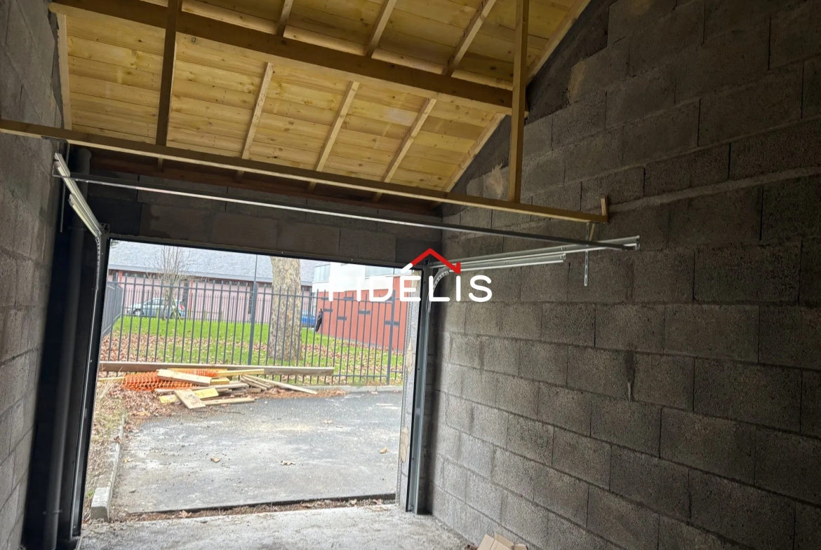 Garage indépendant avec mezzanines et stationnement extérieur à Saint-Malo 