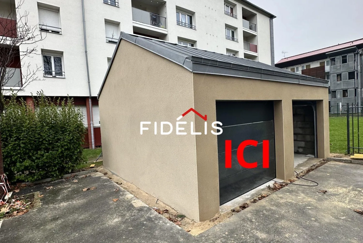 Garage indépendant avec mezzanines et stationnement extérieur à Saint-Malo 