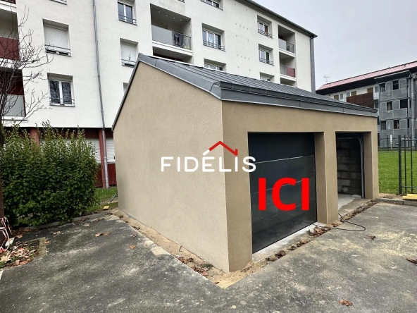 Garage indépendant avec mezzanines et stationnement extérieur à Saint-Malo