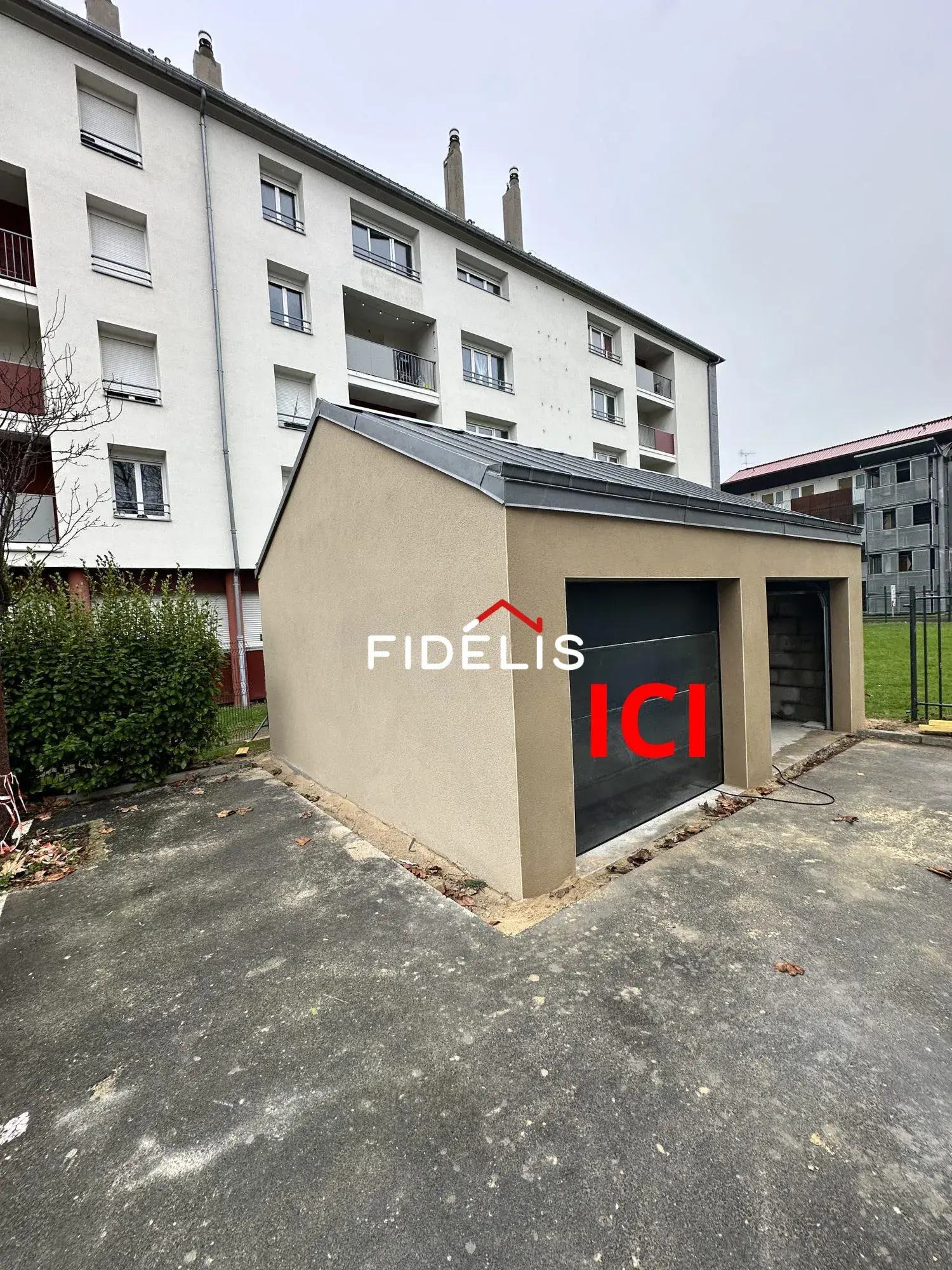 Garage indépendant avec mezzanines et stationnement extérieur à Saint-Malo 