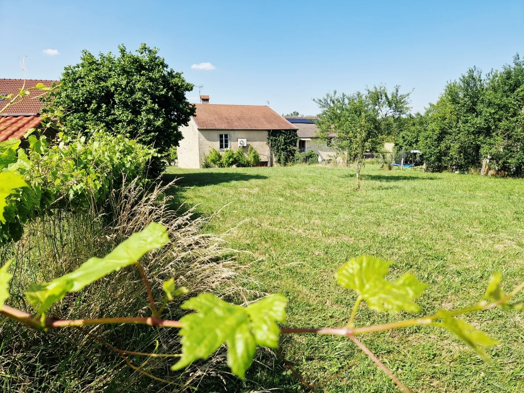 Maison de campagne de 85 m² avec grand terrain proche de Bourbonne-les-Bains