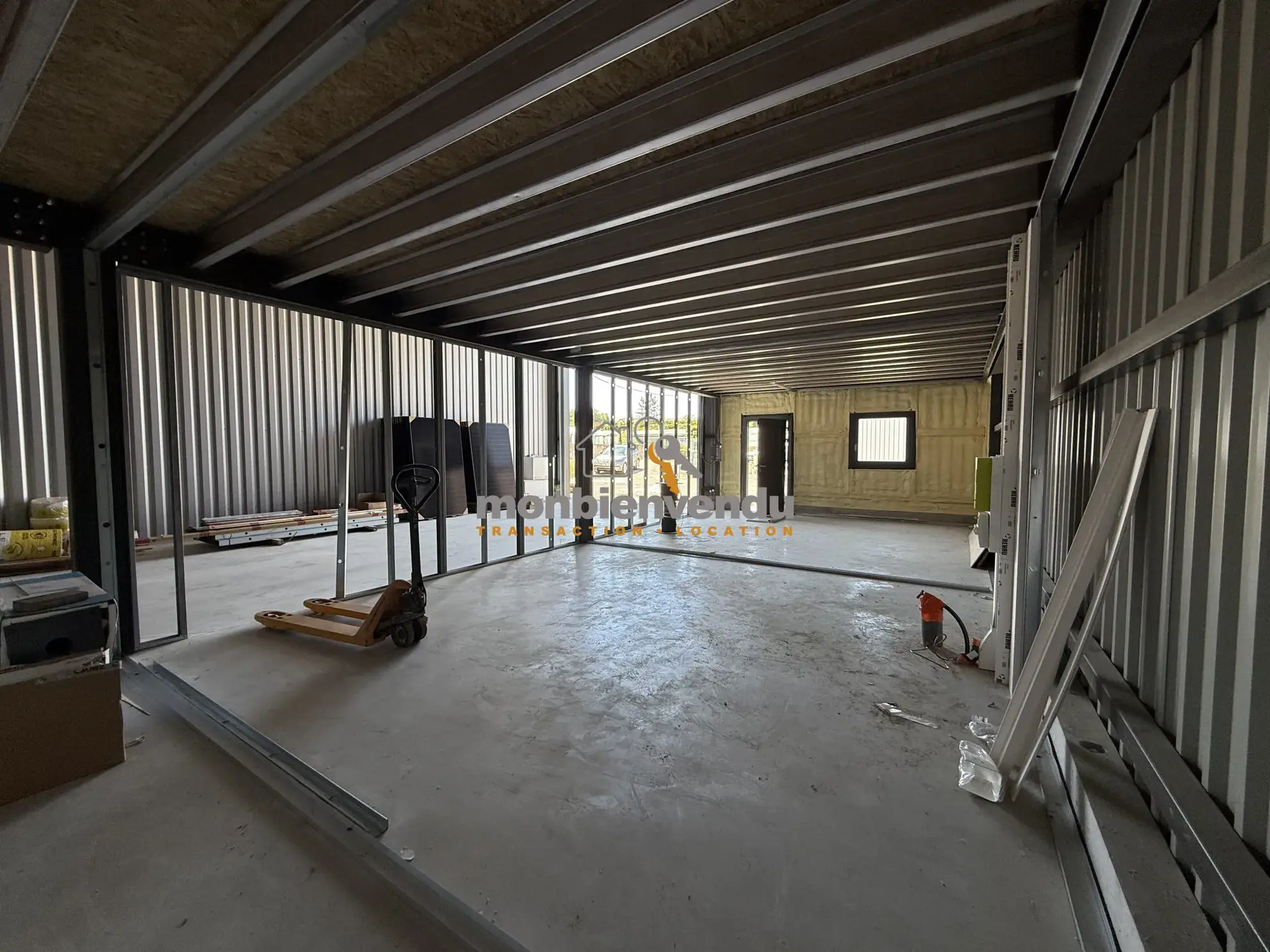 Dépôt neuf de 222 m² à vendre à Ytrac, emplacement stratégique 