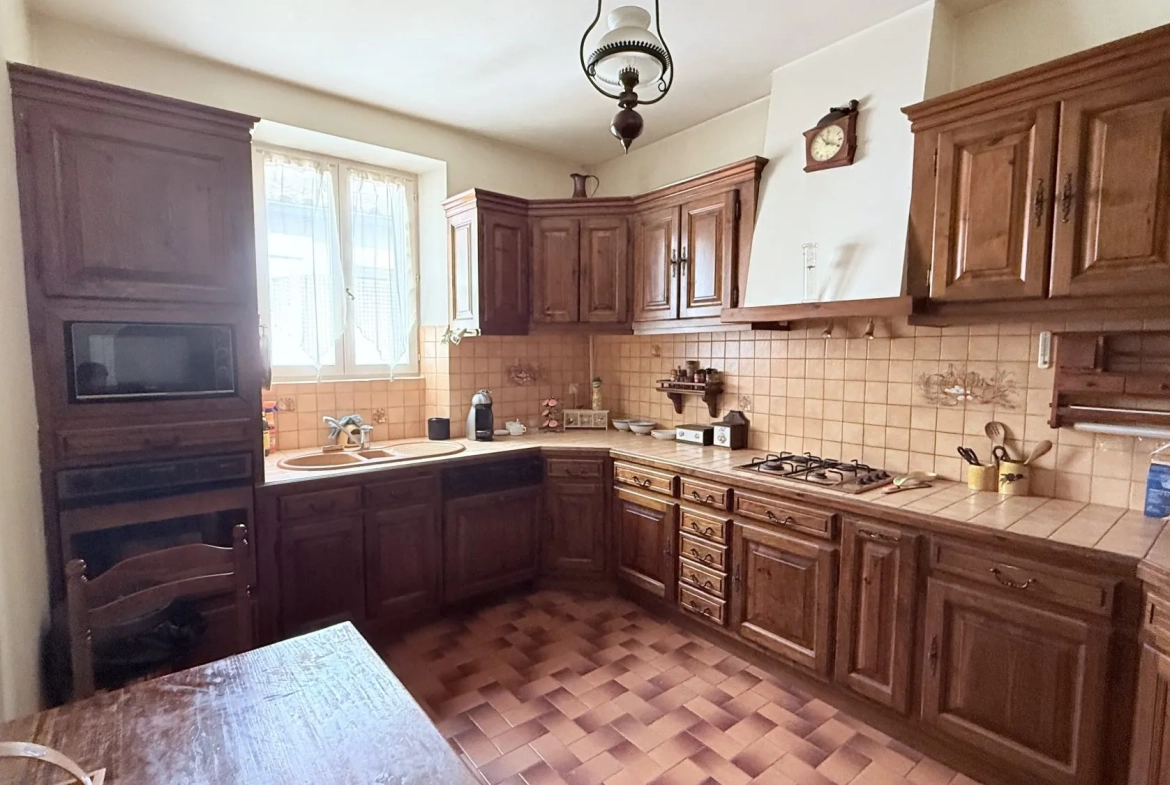 Maison de village avec cour et potentiel d'investissement à Laure-Minervois 