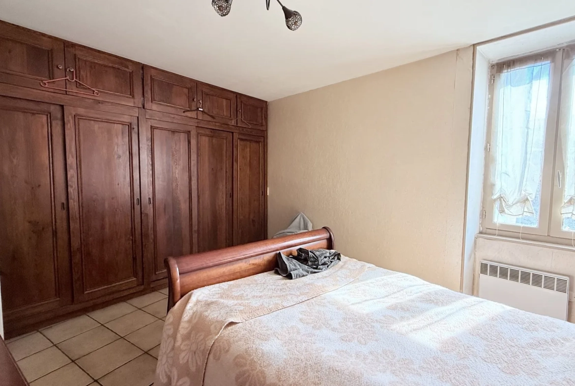 Maison de village avec cour et potentiel d'investissement à Laure-Minervois 