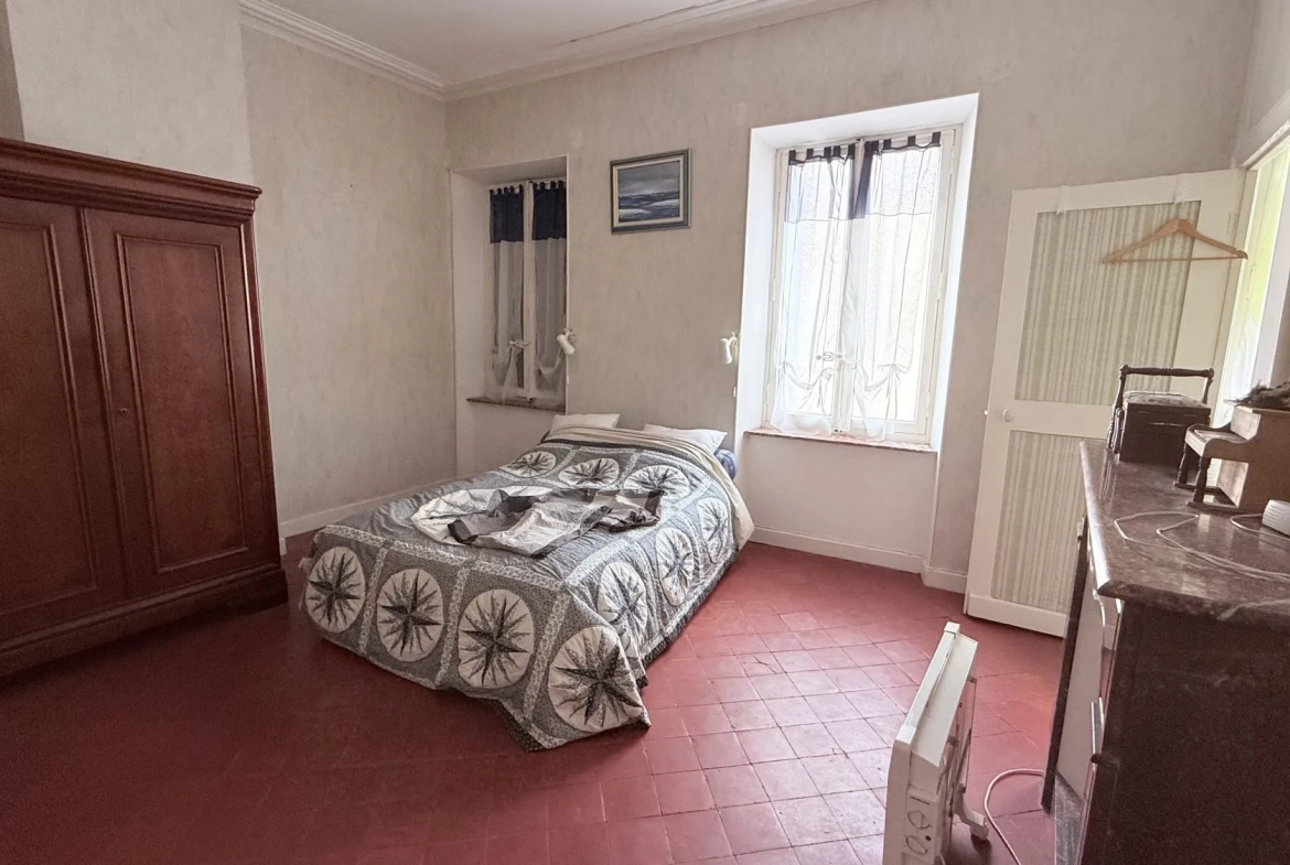 Maison de village avec cour et potentiel d'investissement à Laure-Minervois 
