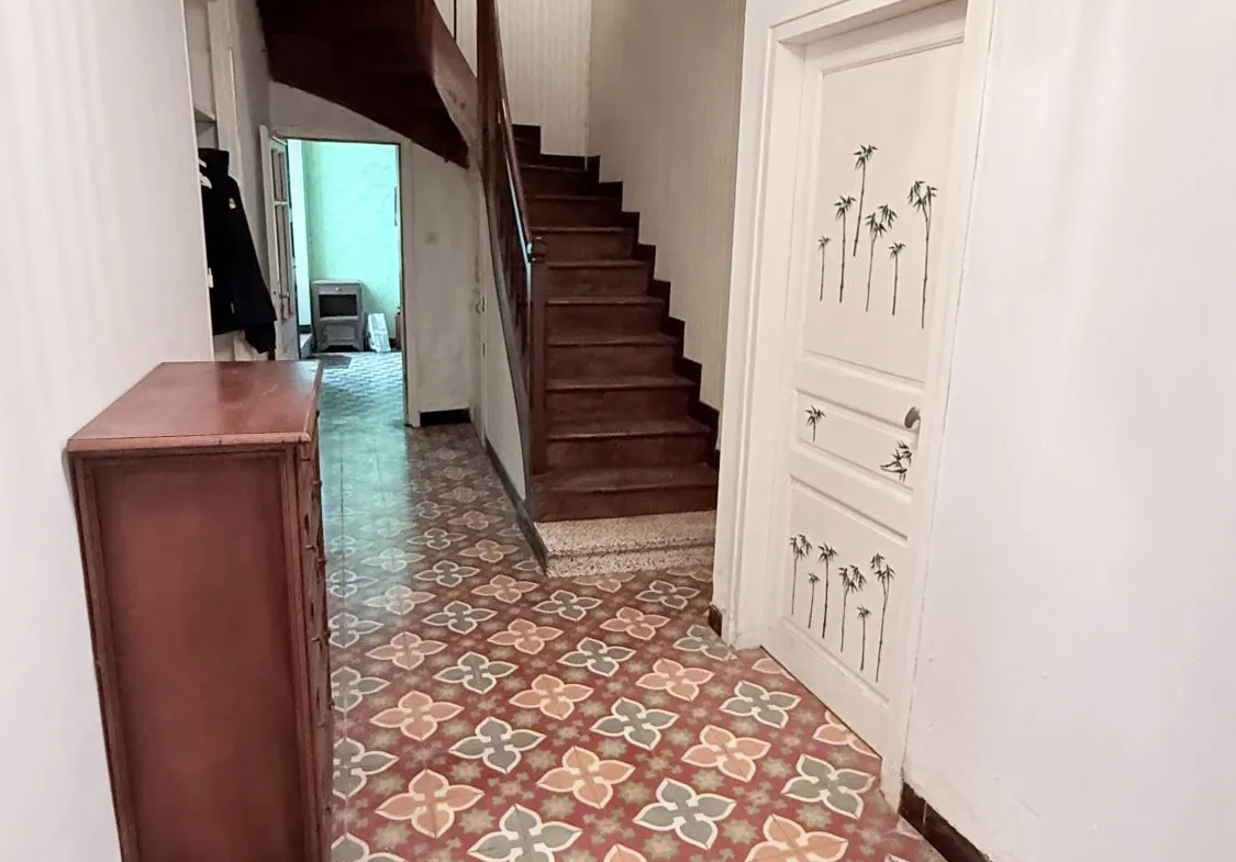 Maison de village avec cour et potentiel d'investissement à Laure-Minervois 