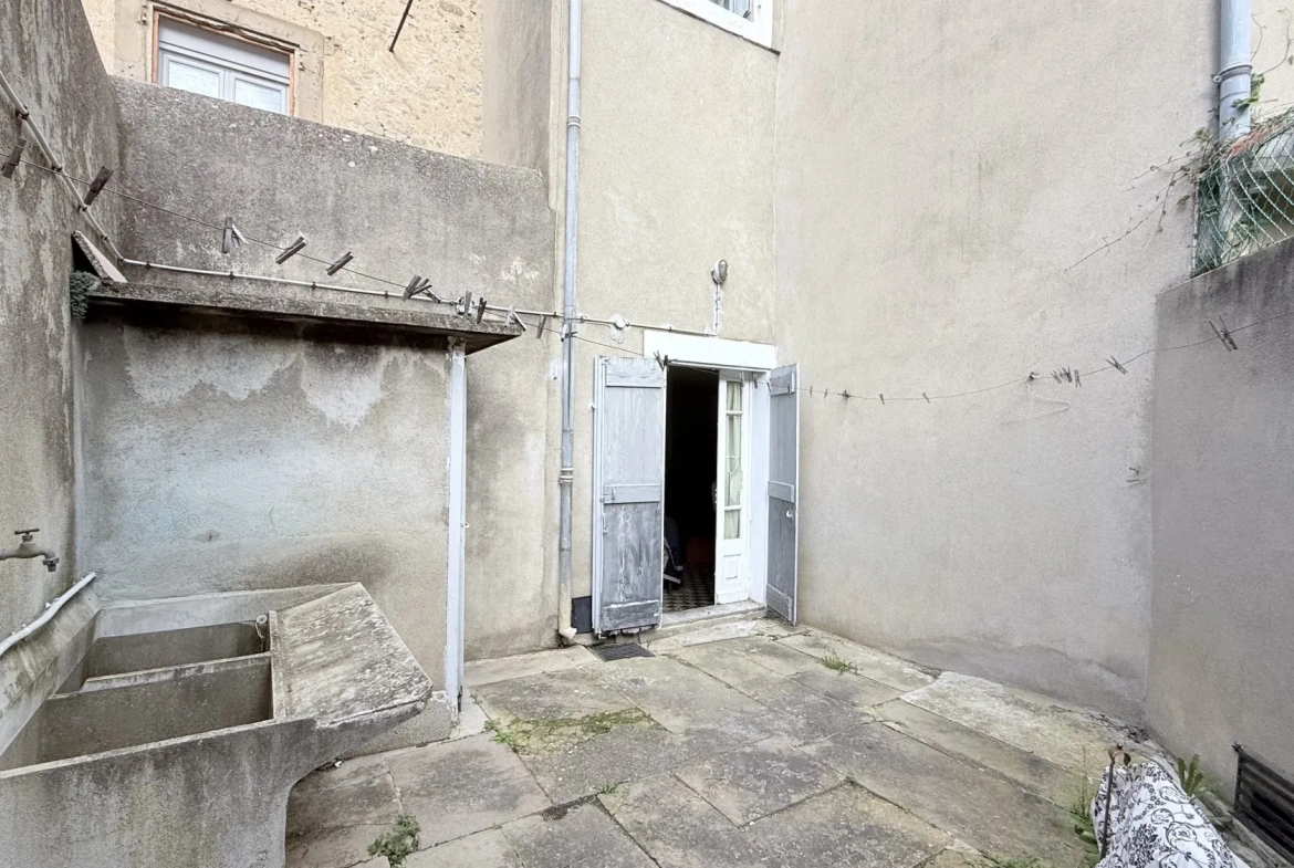 Maison de village avec cour et potentiel d'investissement à Laure-Minervois 