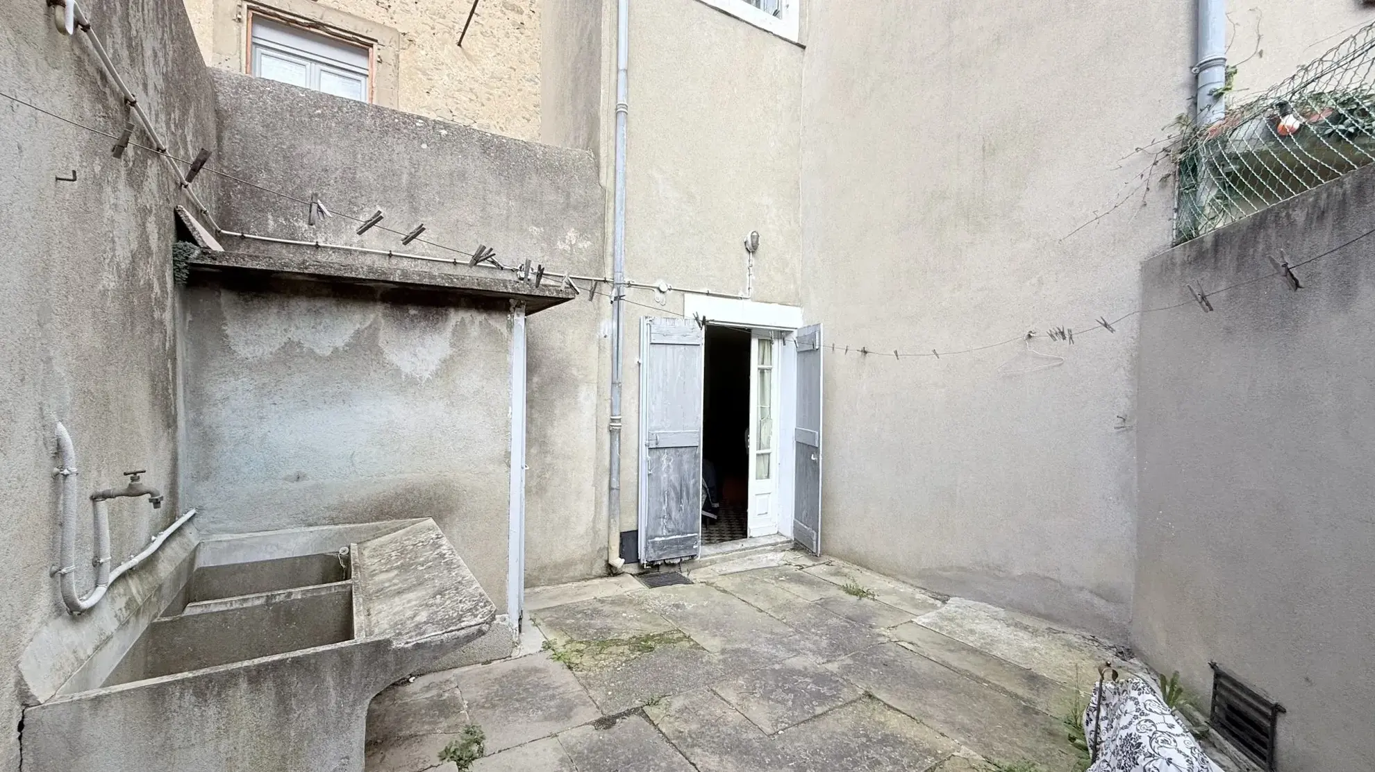 Maison de village avec cour et potentiel d'investissement à Laure-Minervois 