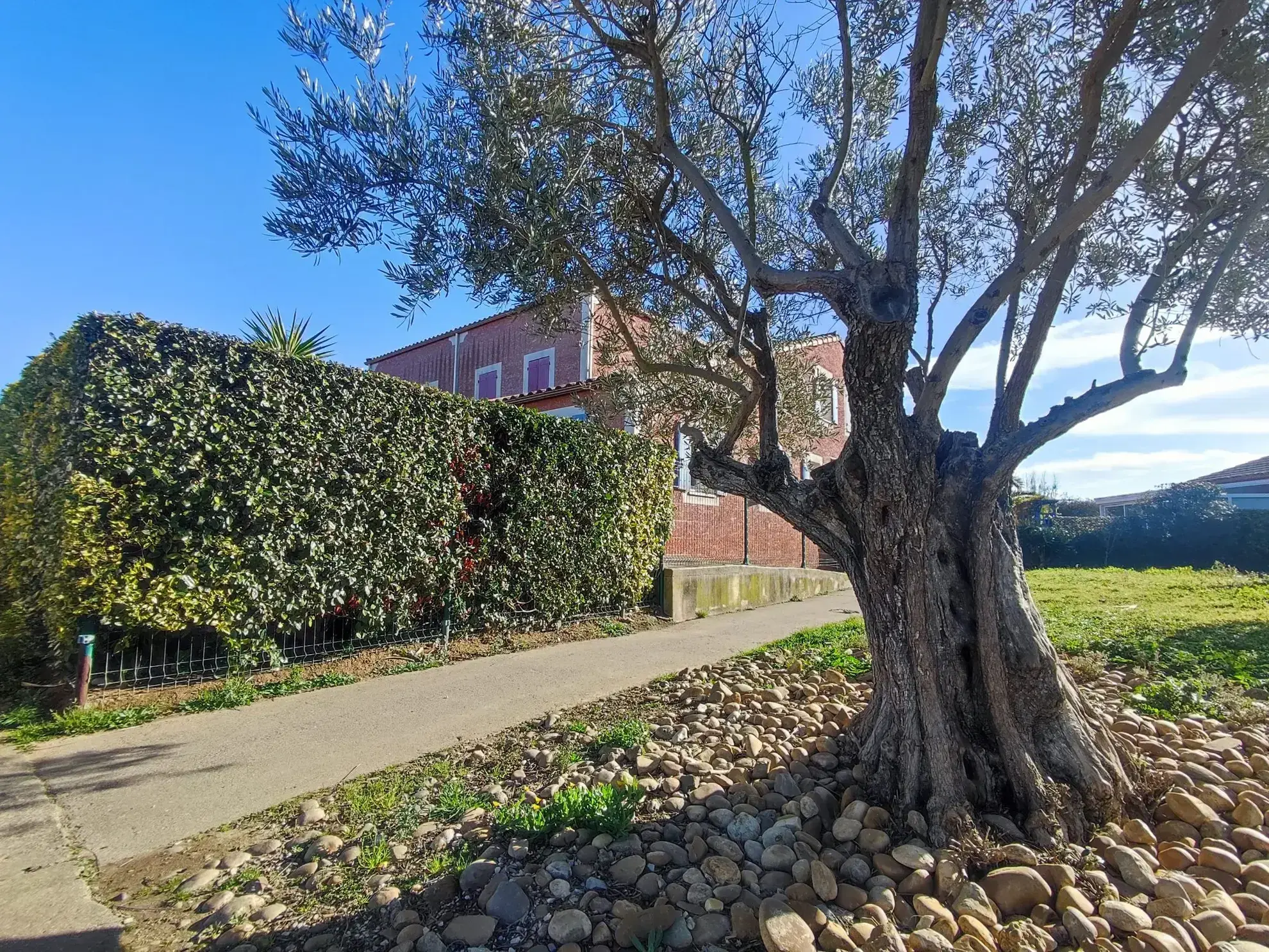 Maison T3 en Duplex avec Jardin, Parking et Garage à Béziers - Investissement ou Résidence Secondaire 