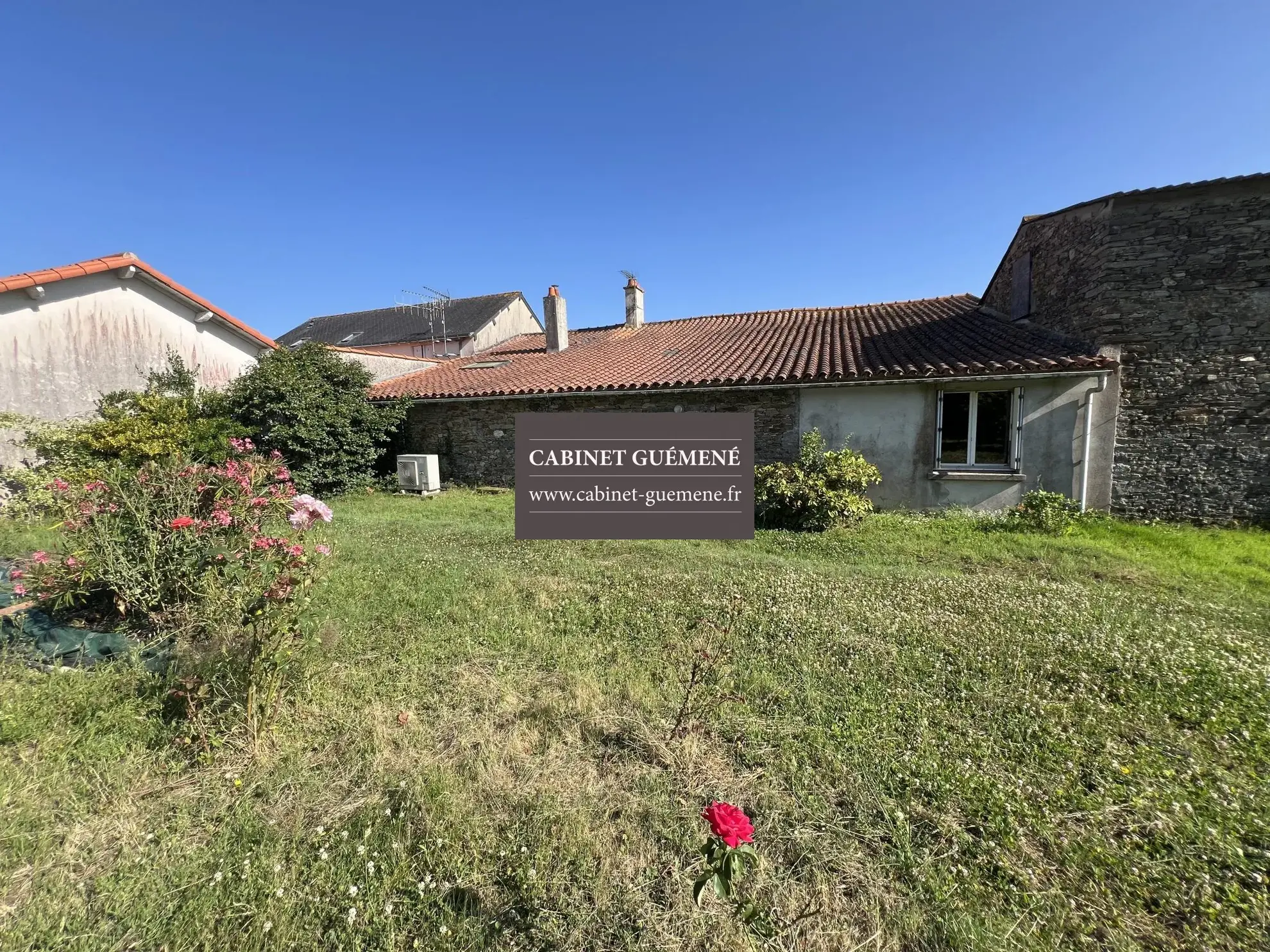 Maison ancienne à Vieillevigne avec dépendances et jardin 