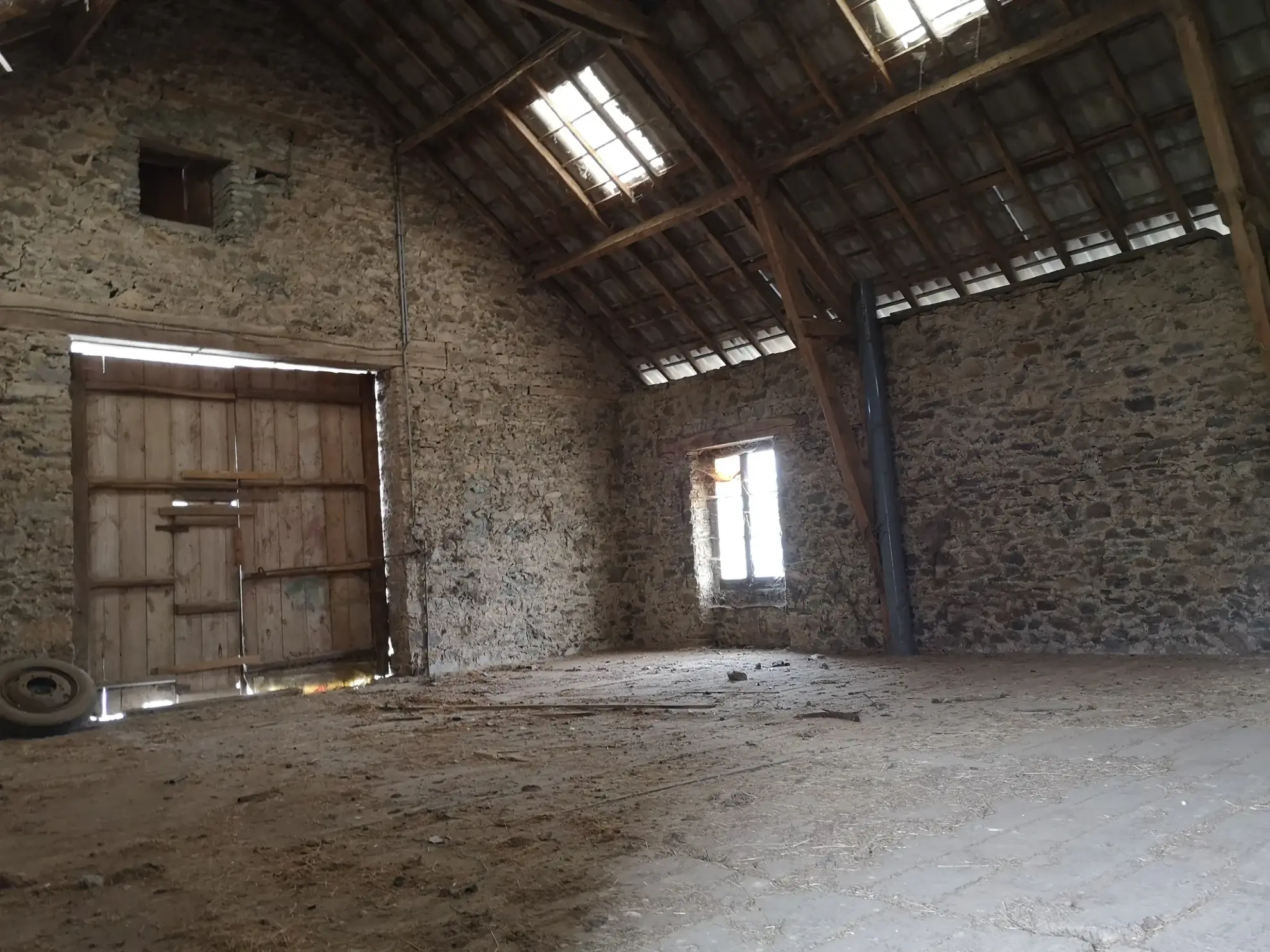 Grande grange de 45m² à rénover à Saint-Germain-lès-Arpajon avec parking privé 
