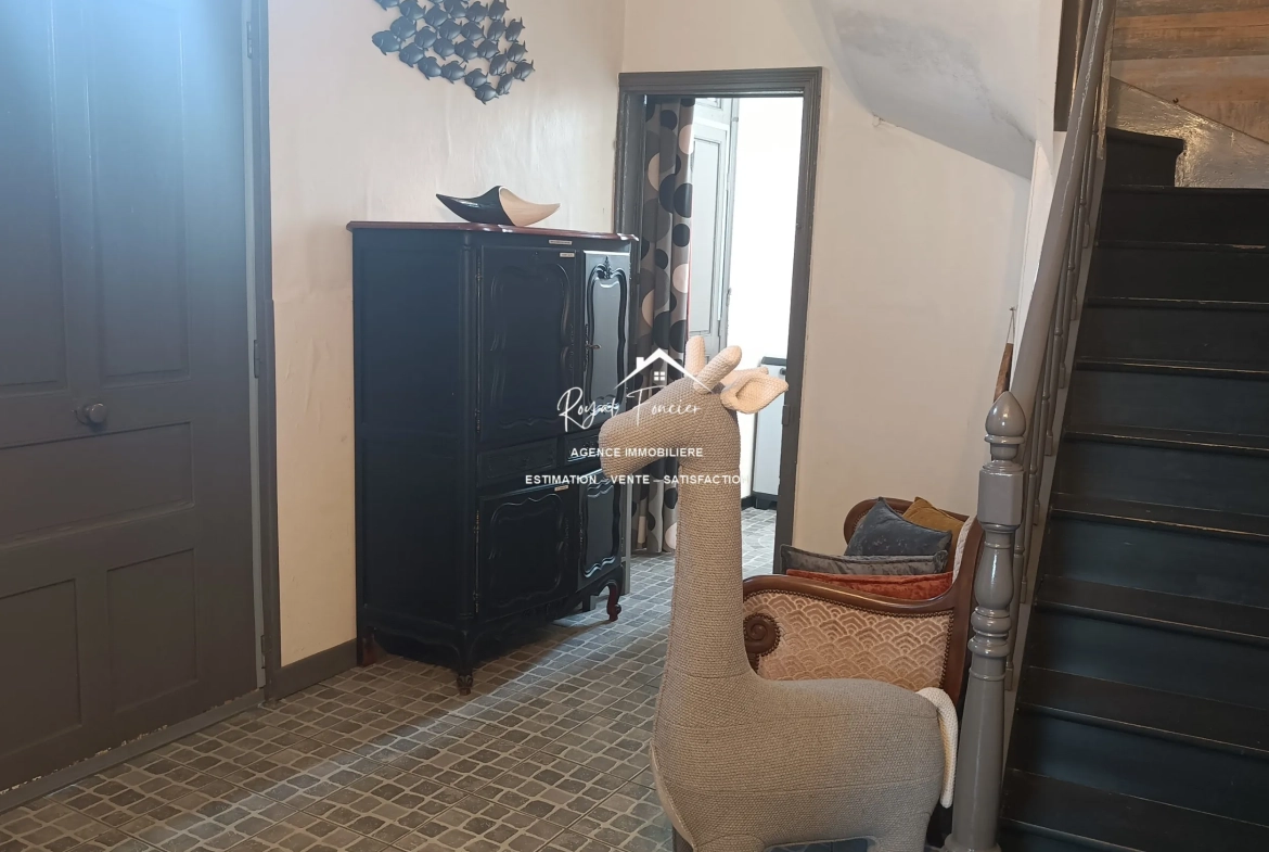 Entrée Maison ancienne rénovée à Châtellerault avec 160 m², 2 chambres, proche commodités 