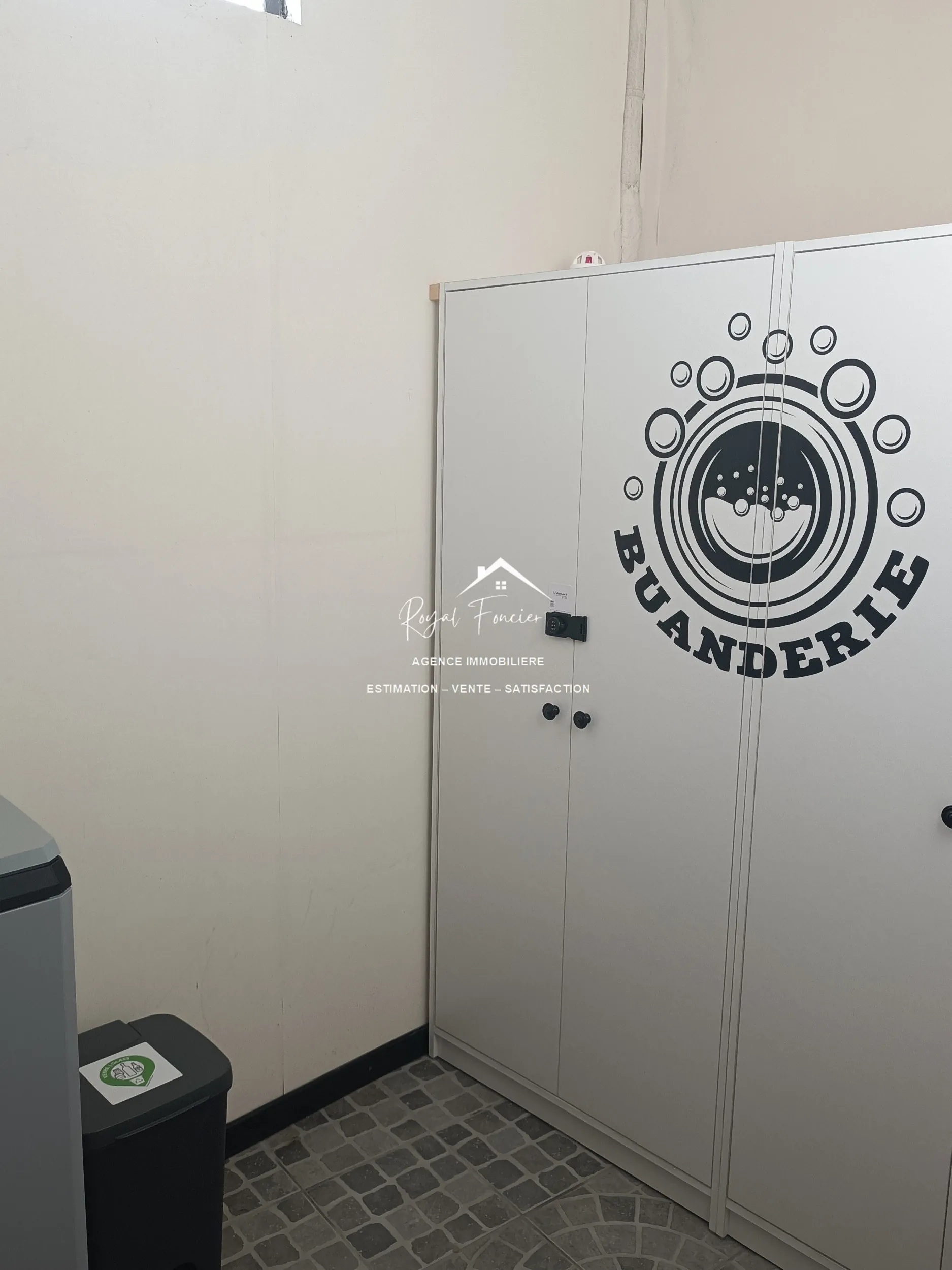 Buanderie avec espace poubelle  Maison ancienne rénovée à Châtellerault avec 160 m², 2 chambres, proche commodités 
