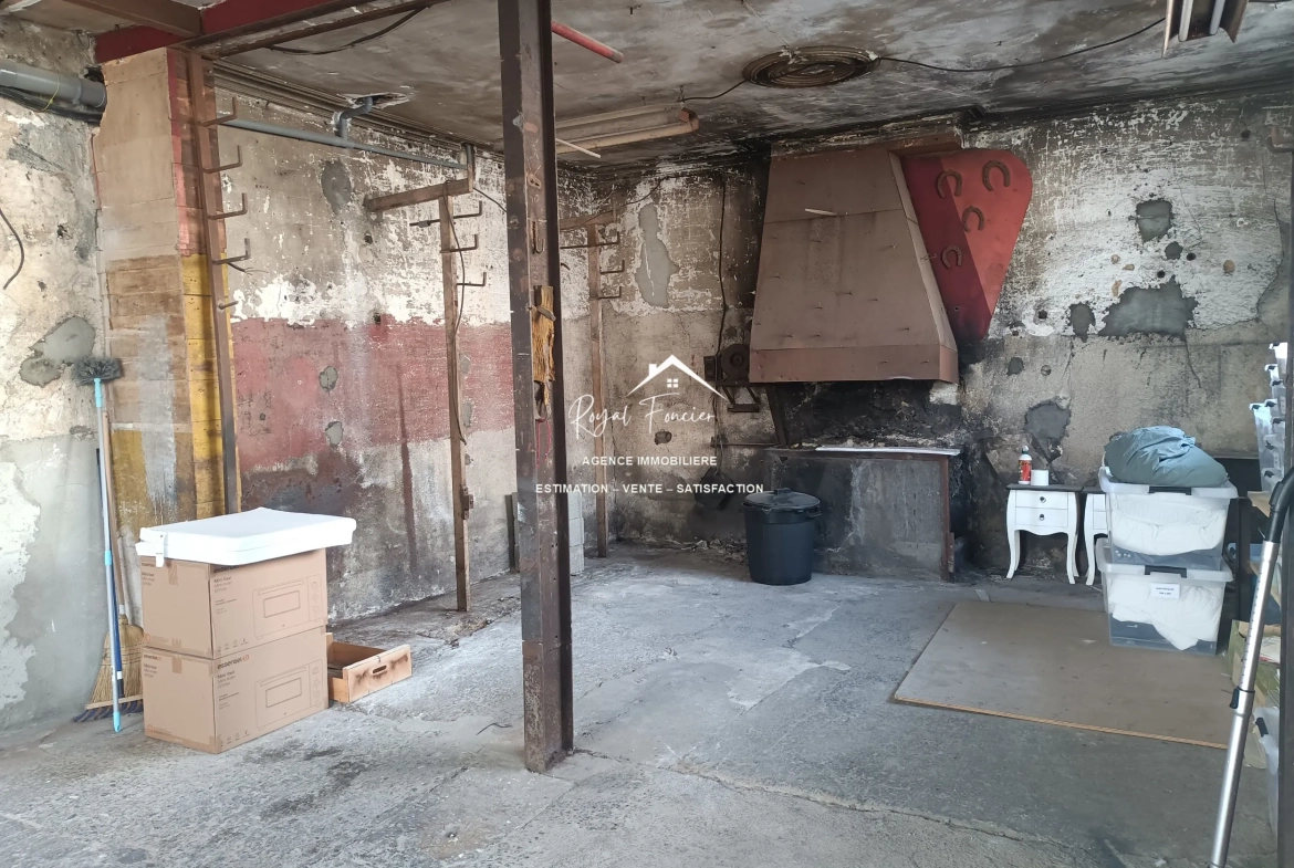 Garage attenant de 50 m2  Maison ancienne rénovée à Châtellerault avec 160 m², 2 chambres, proche commodités 