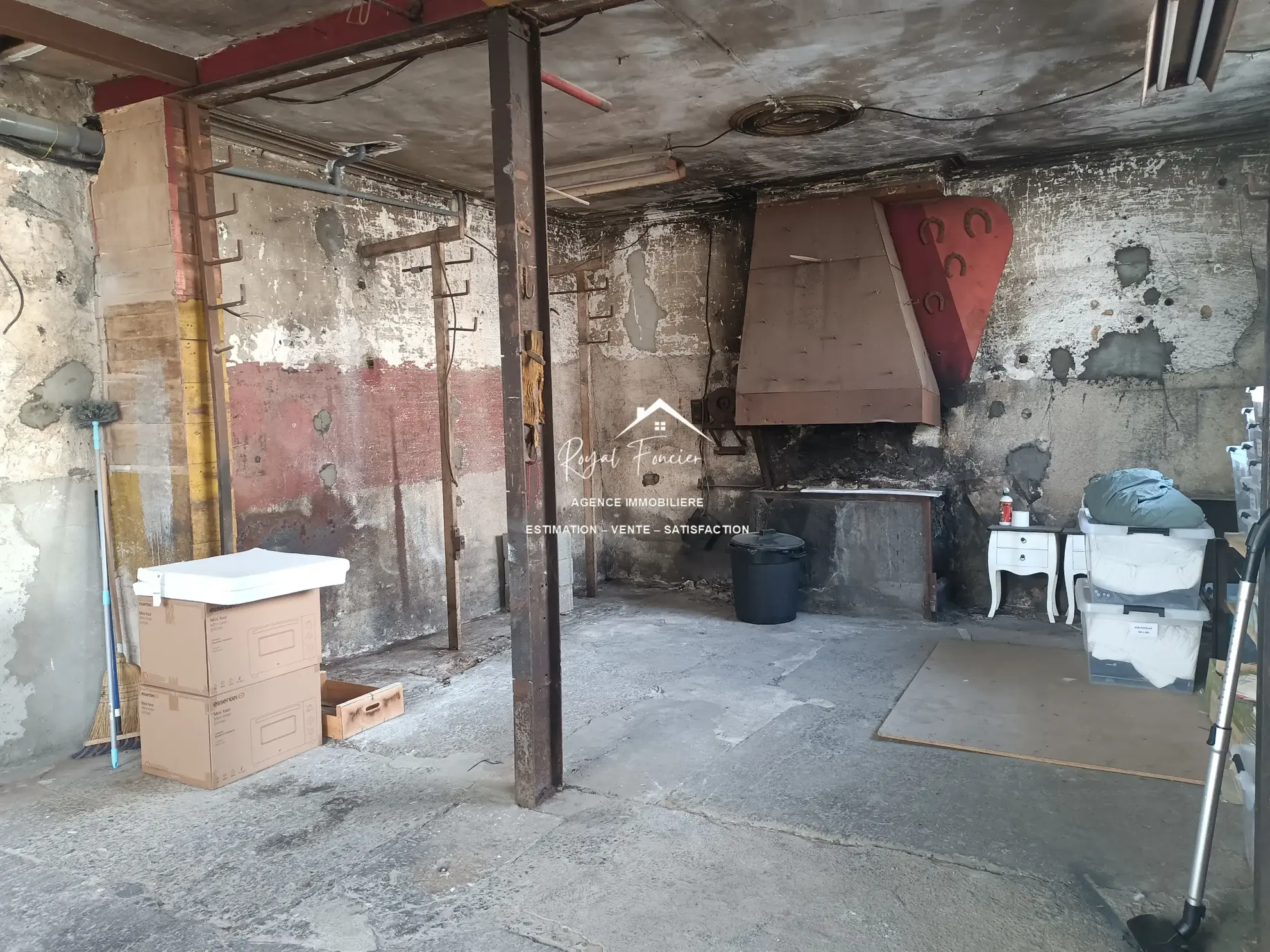 Garage attenant de 50 m2  Maison ancienne rénovée à Châtellerault avec 160 m², 2 chambres, proche commodités 