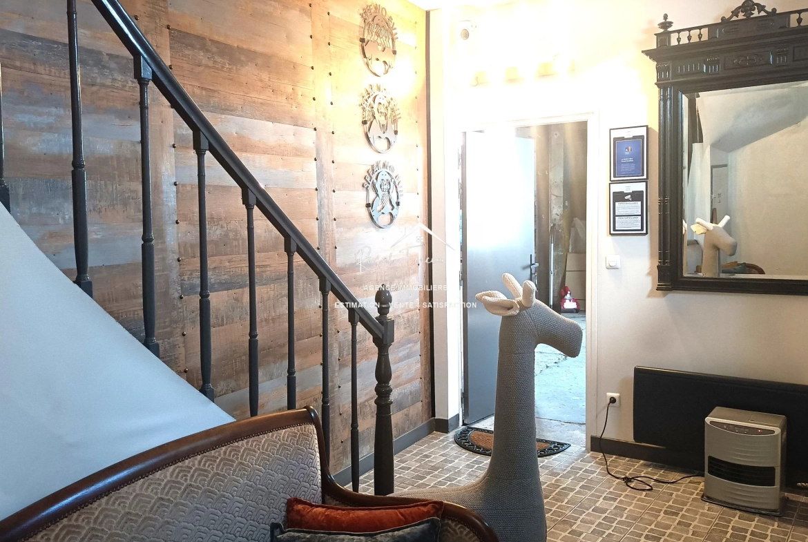 Entrée spacieuse et cosy Maison ancienne rénovée à Châtellerault avec 160 m², 2 chambres, proche commodités 