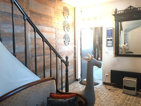 Entrée spacieuse et cosy Maison ancienne rénovée à Châtellerault avec 160 m², 2 chambres, proche commodités
