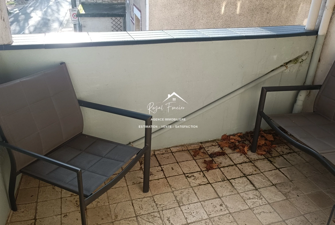 Terrasse agréable pour faire de belles soirées ou prendre l'apéritif  Maison ancienne rénovée à Châtellerault avec 160 m², 2 chambres, proche commodités 
