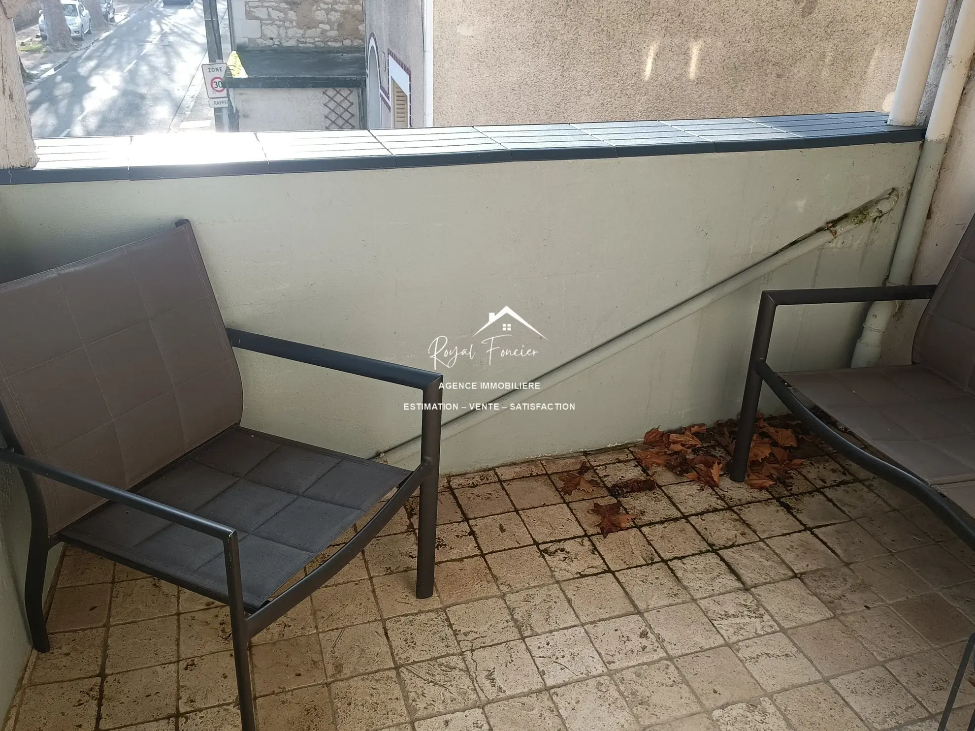 Terrasse agréable pour faire de belles soirées ou prendre l'apéritif  Maison ancienne rénovée à Châtellerault avec 160 m², 2 chambres, proche commodités 