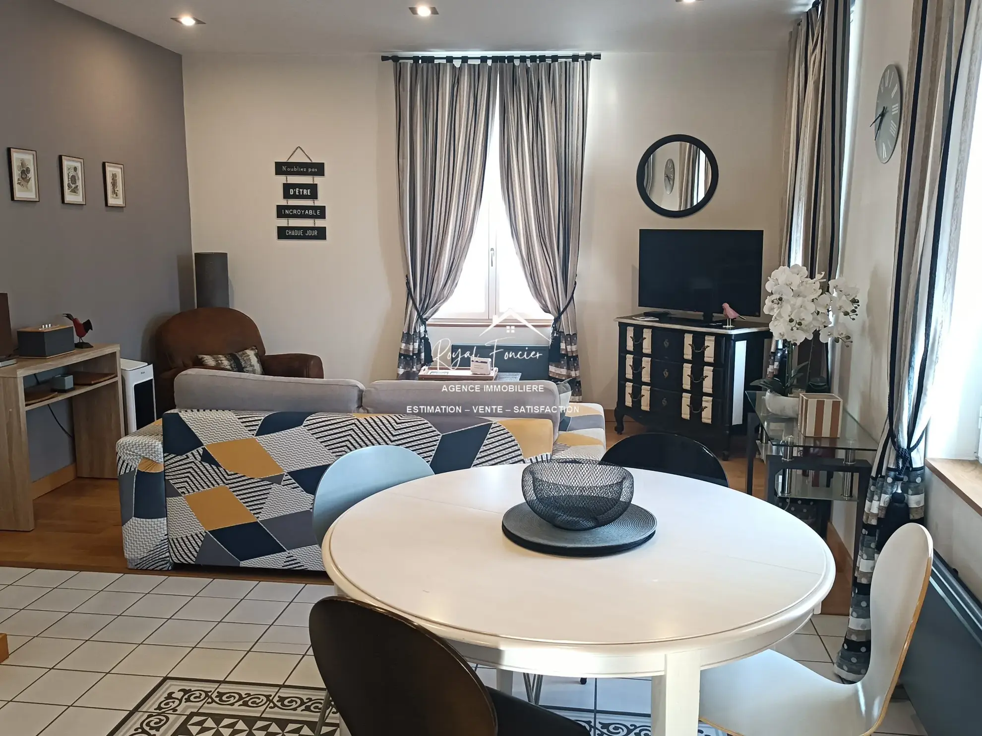 Appart N°80  Maison ancienne rénovée à Châtellerault avec 160 m², 2 chambres, proche commodités 