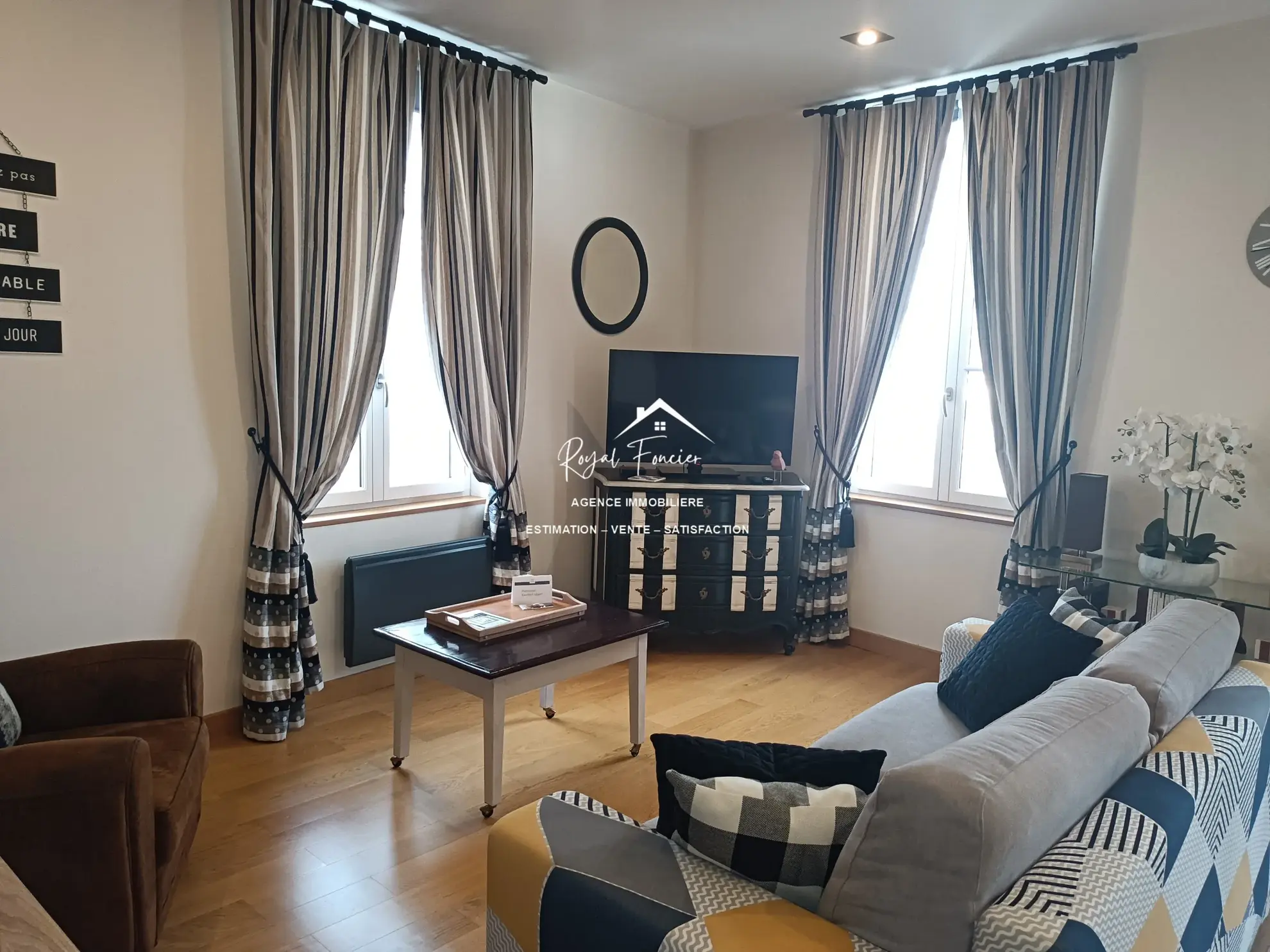 Immeuble de 160 m2 (Deux appartements) Maison ancienne rénovée à Châtellerault avec 160 m², 2 chambres, proche commodités 