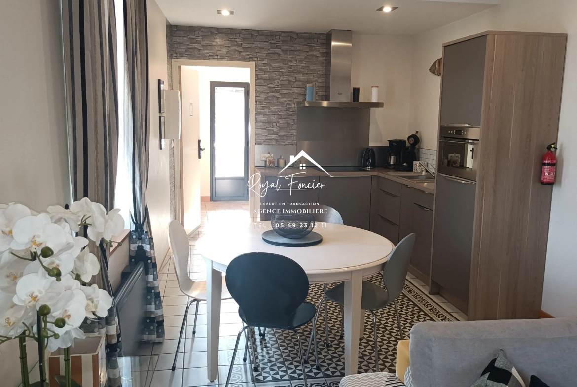 N° 80 : Pièce de vie avec cuisine A et E  Maison ancienne rénovée à Châtellerault avec 160 m², 2 chambres, proche commodités 