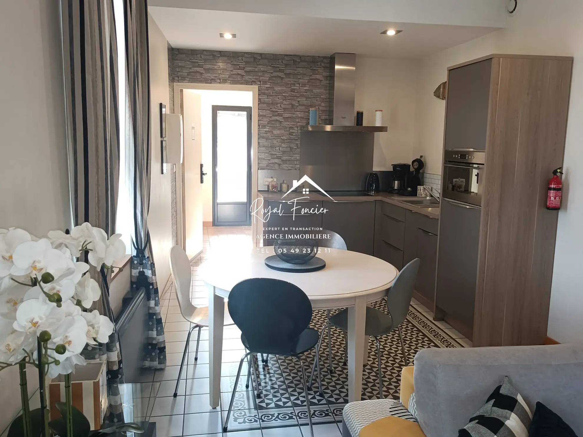 N° 80 : Pièce de vie avec cuisine A et E  Maison ancienne rénovée à Châtellerault avec 160 m², 2 chambres, proche commodités 