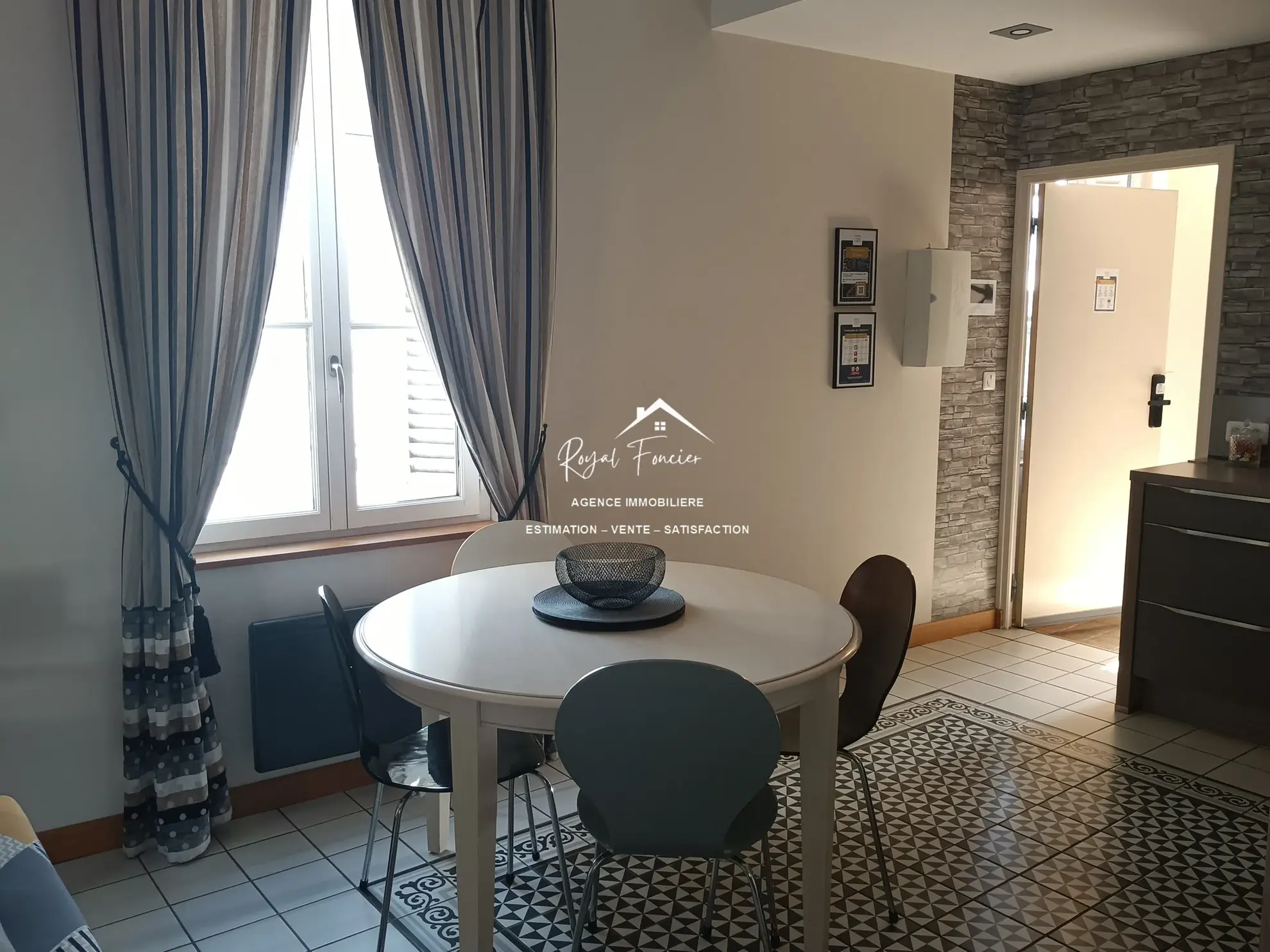 N° 80 : Cuisine A et E  Maison ancienne rénovée à Châtellerault avec 160 m², 2 chambres, proche commodités 