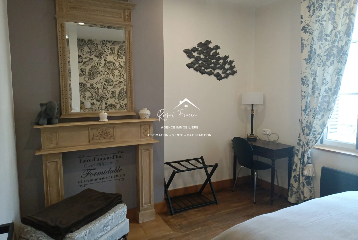 N° 80 : Chambre 1  Maison ancienne rénovée à Châtellerault avec 160 m², 2 chambres, proche commodités 