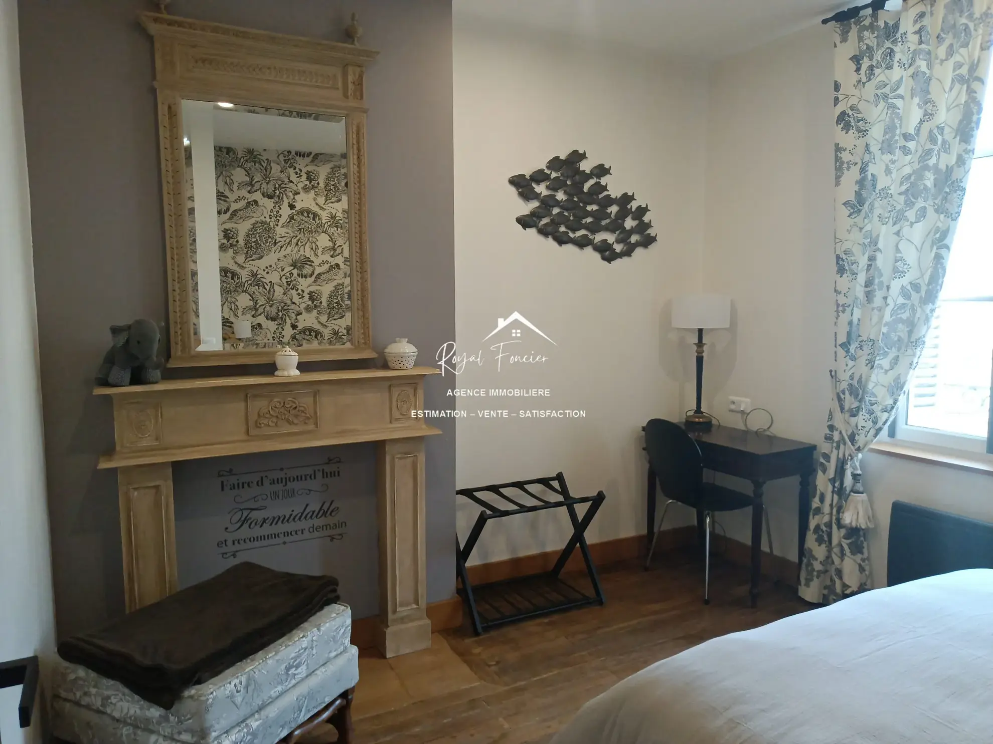 N° 80 : Chambre 1  Maison ancienne rénovée à Châtellerault avec 160 m², 2 chambres, proche commodités 