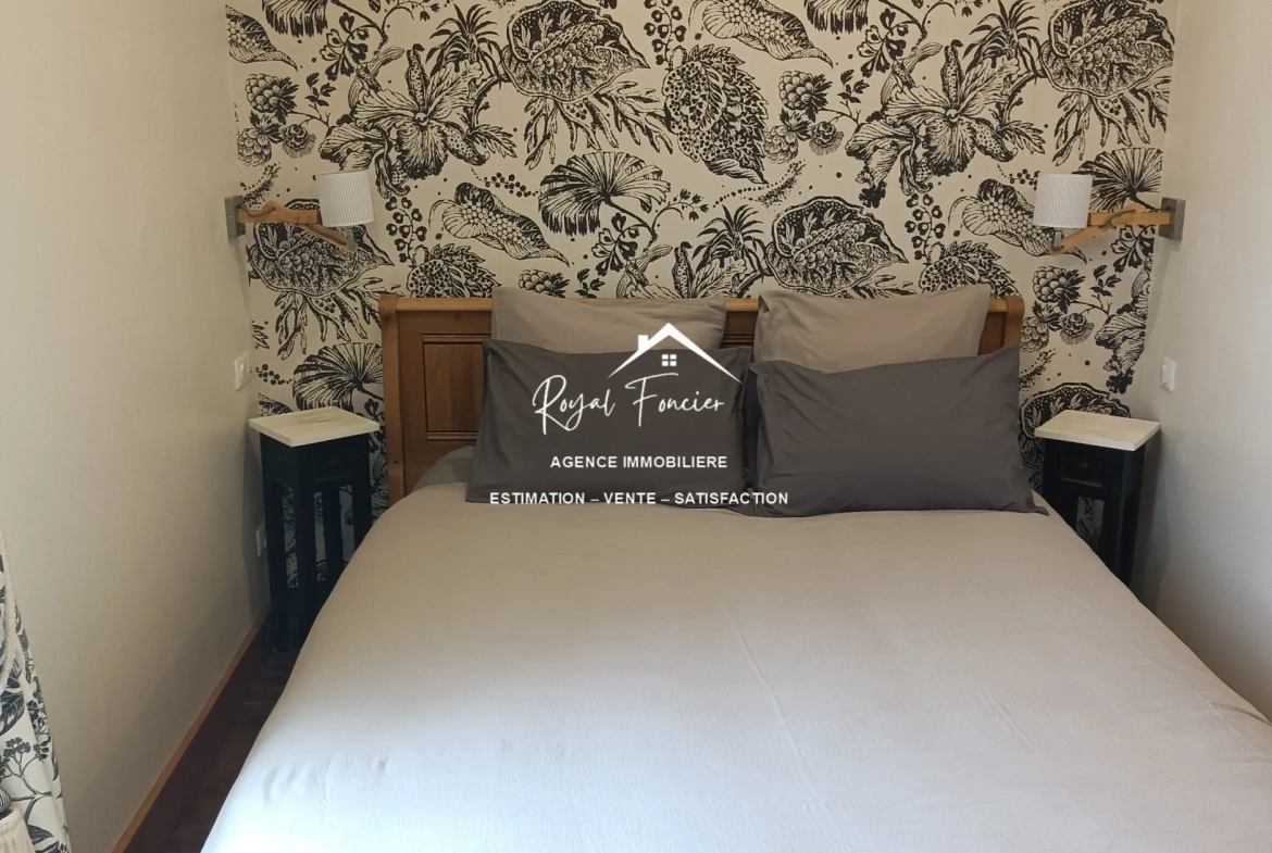 Chambre 1 (suite)  Maison ancienne rénovée à Châtellerault avec 160 m², 2 chambres, proche commodités 