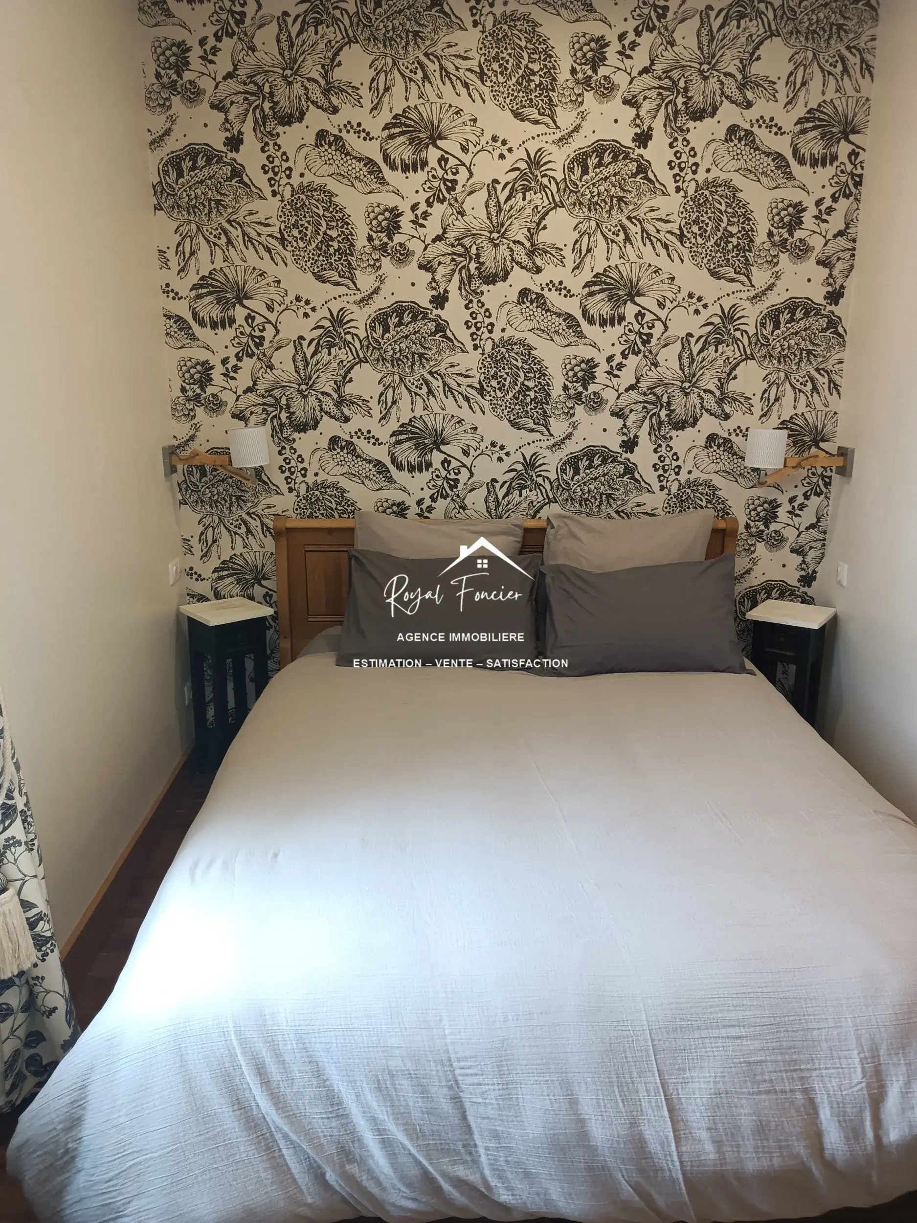 Chambre 1 (suite)  Maison ancienne rénovée à Châtellerault avec 160 m², 2 chambres, proche commodités 