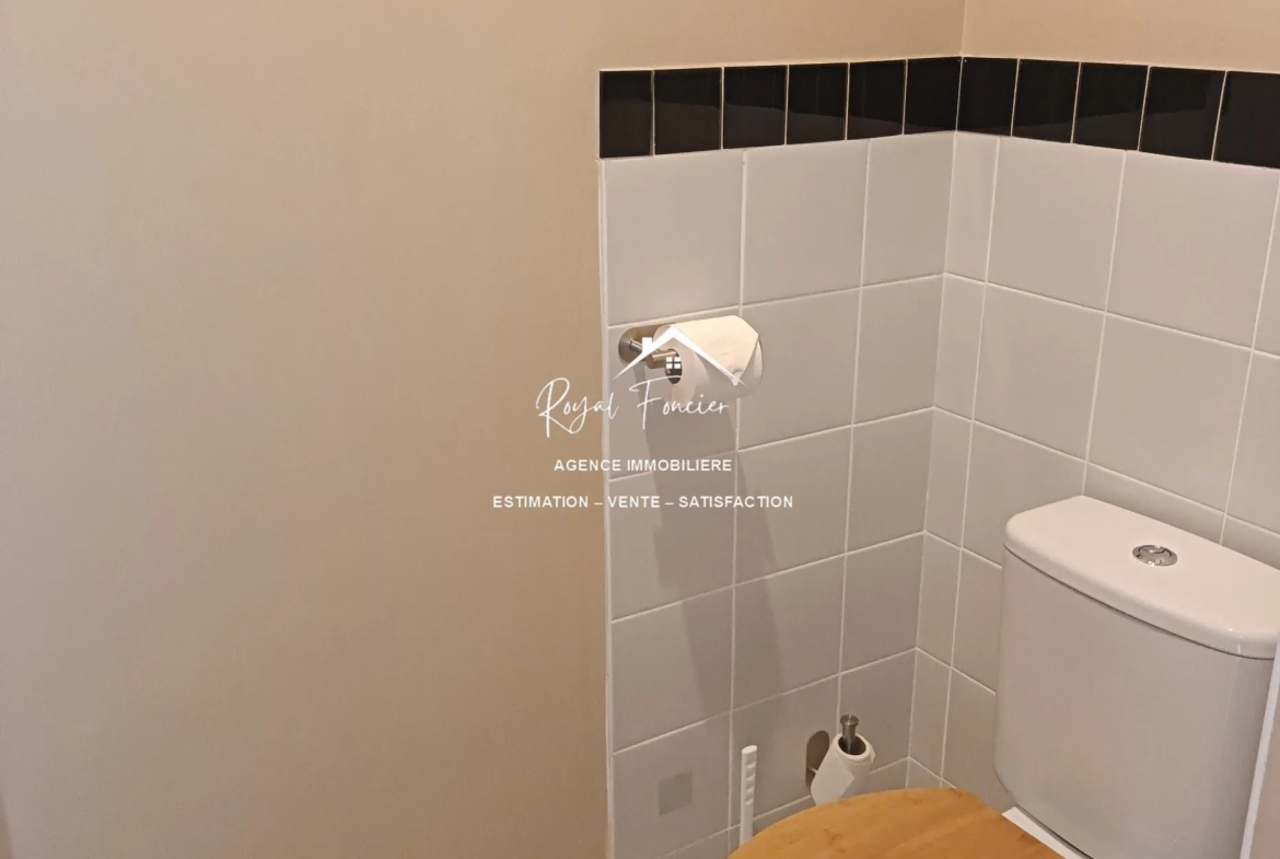 N° 80 : WC indépendant  Maison ancienne rénovée à Châtellerault avec 160 m², 2 chambres, proche commodités 