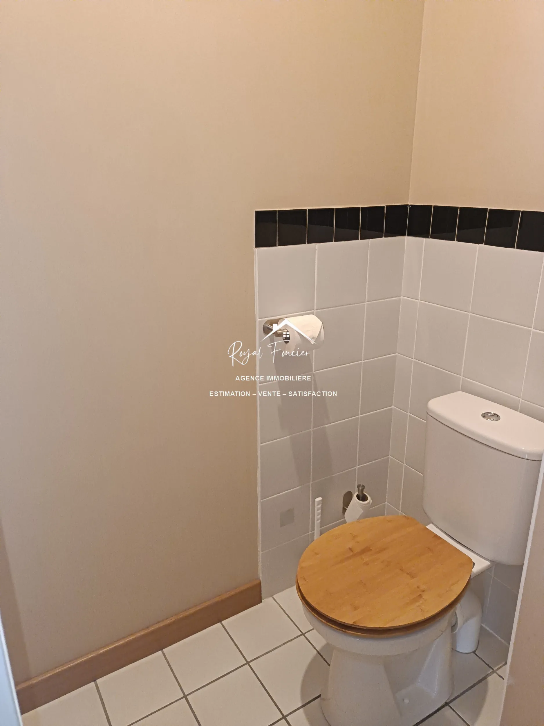 N° 80 : WC indépendant  Maison ancienne rénovée à Châtellerault avec 160 m², 2 chambres, proche commodités 